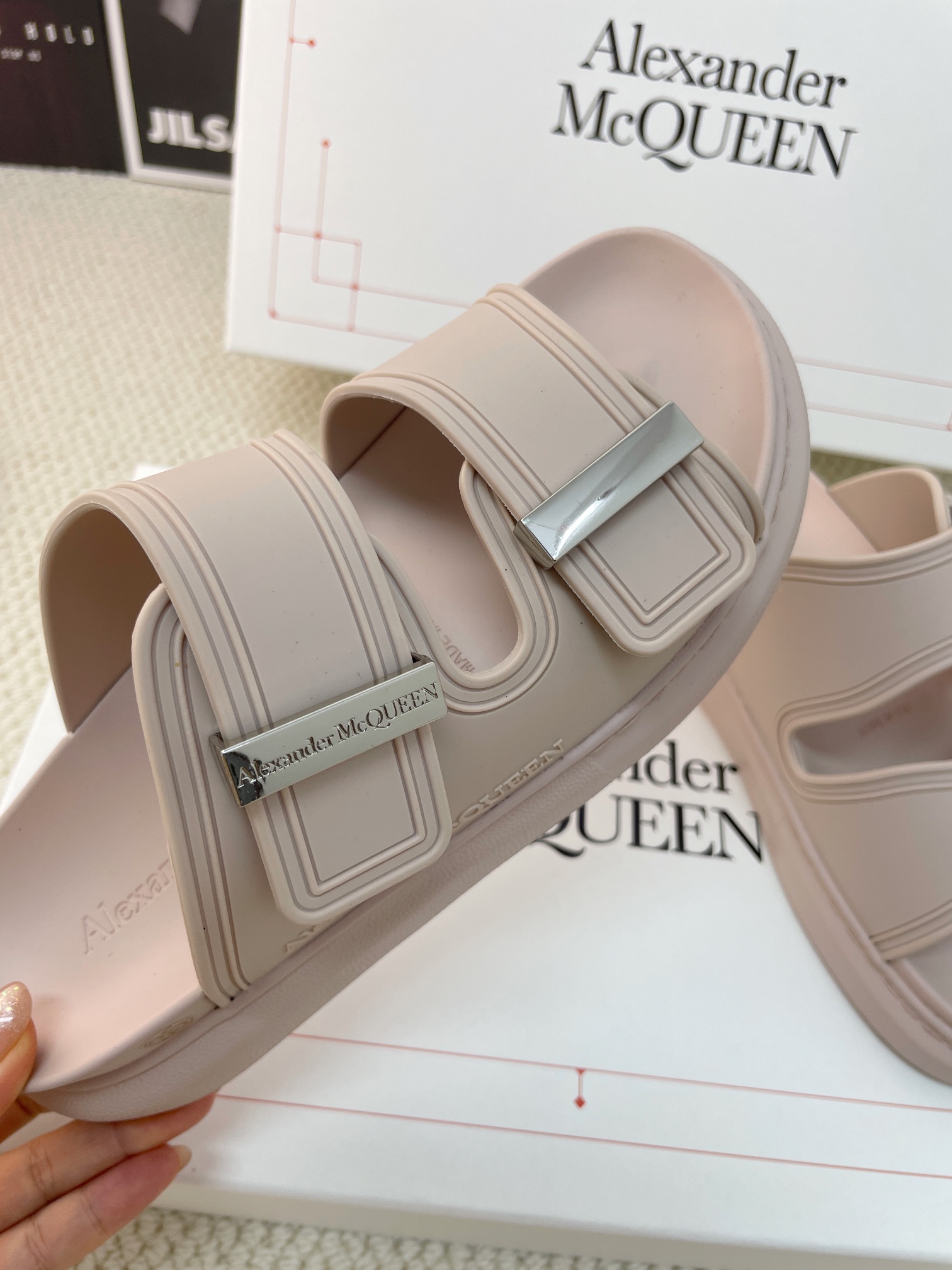 Luxurious Feminine Footwear: McQueen’s Jell-O Sandals and Kim Ji-soo’s Slippers - 图片 5