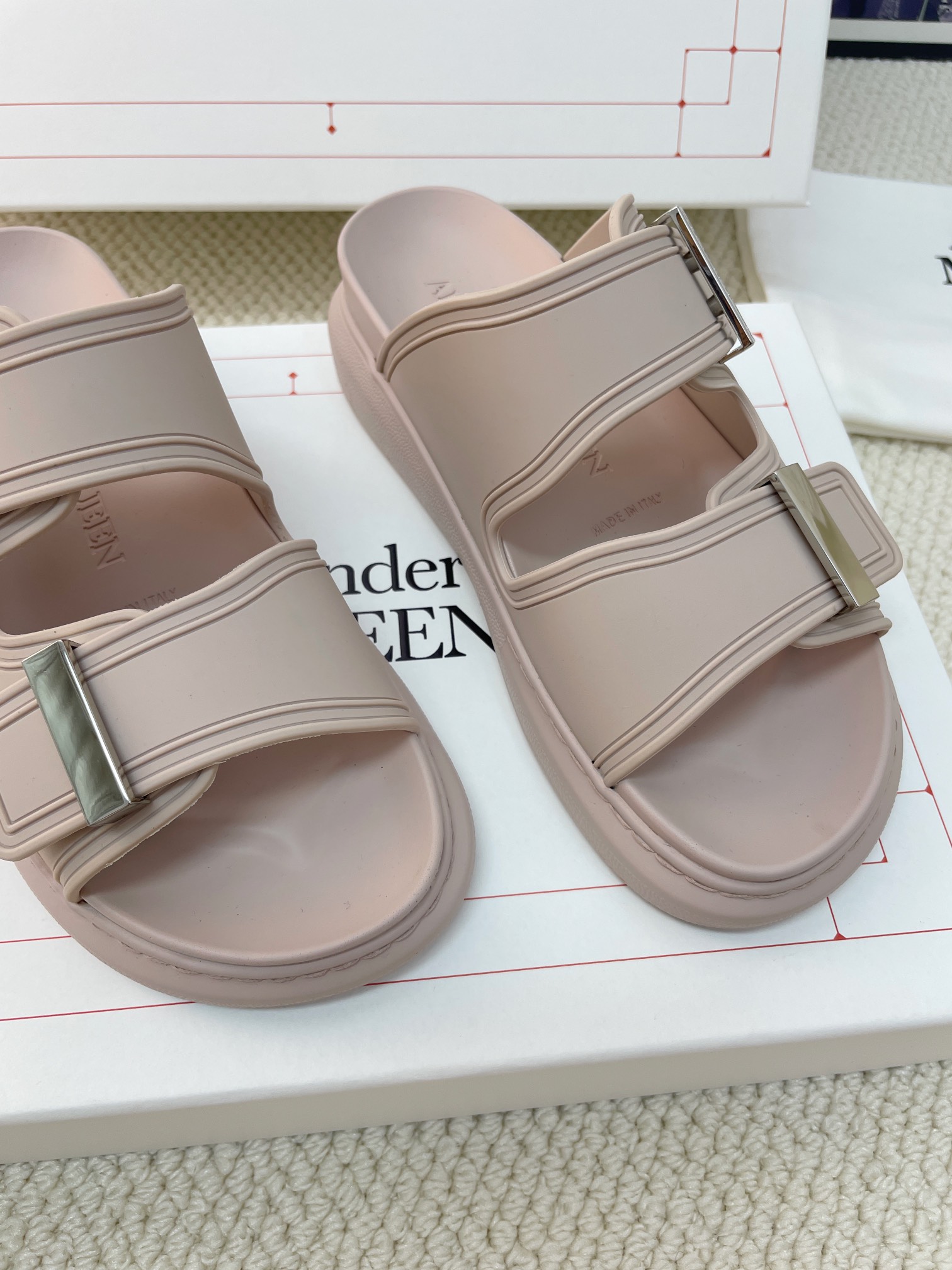 Luxurious Feminine Footwear: McQueen’s Jell-O Sandals and Kim Ji-soo’s Slippers - 图片 3