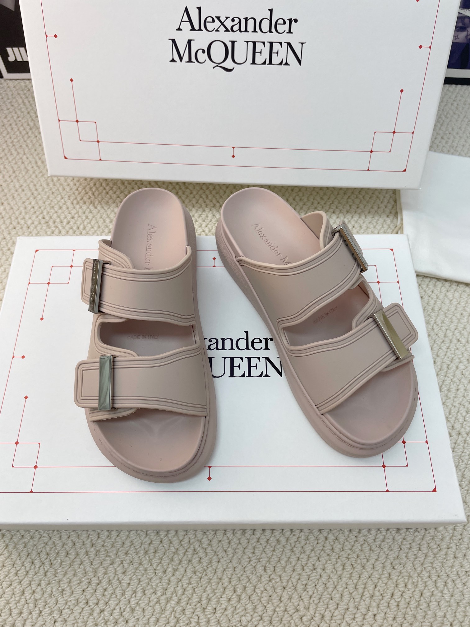 Luxurious Feminine Footwear: McQueen’s Jell-O Sandals and Kim Ji-soo’s Slippers - 图片 4