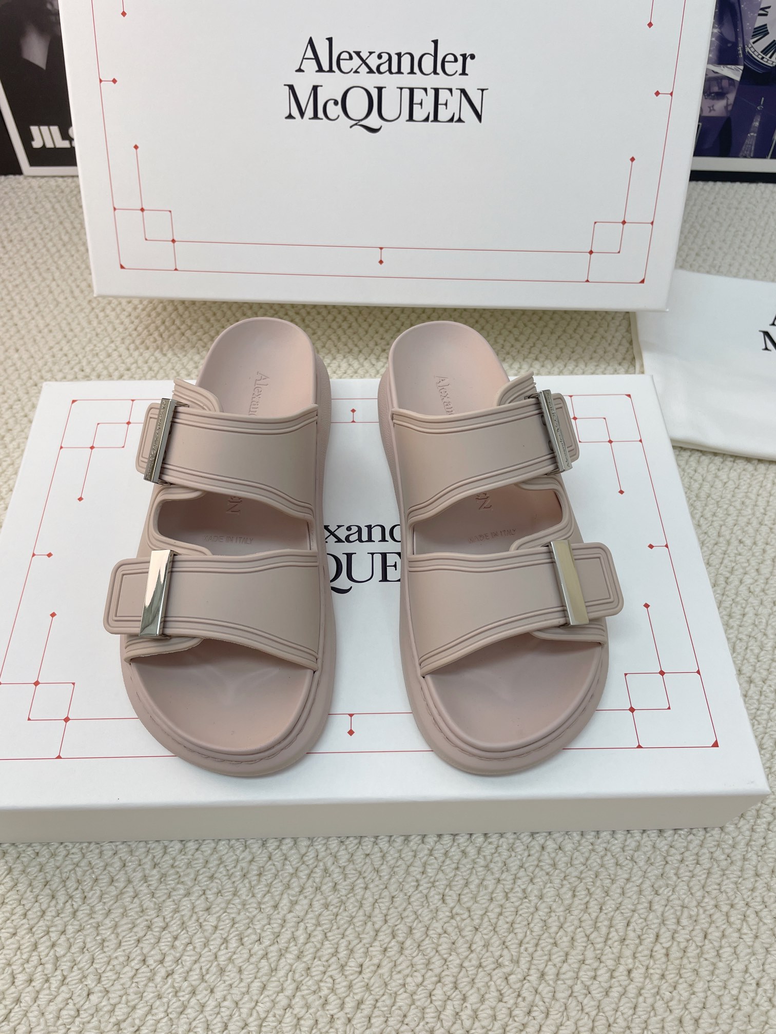 Luxurious Feminine Footwear: McQueen’s Jell-O Sandals and Kim Ji-soo’s Slippers - 图片 1