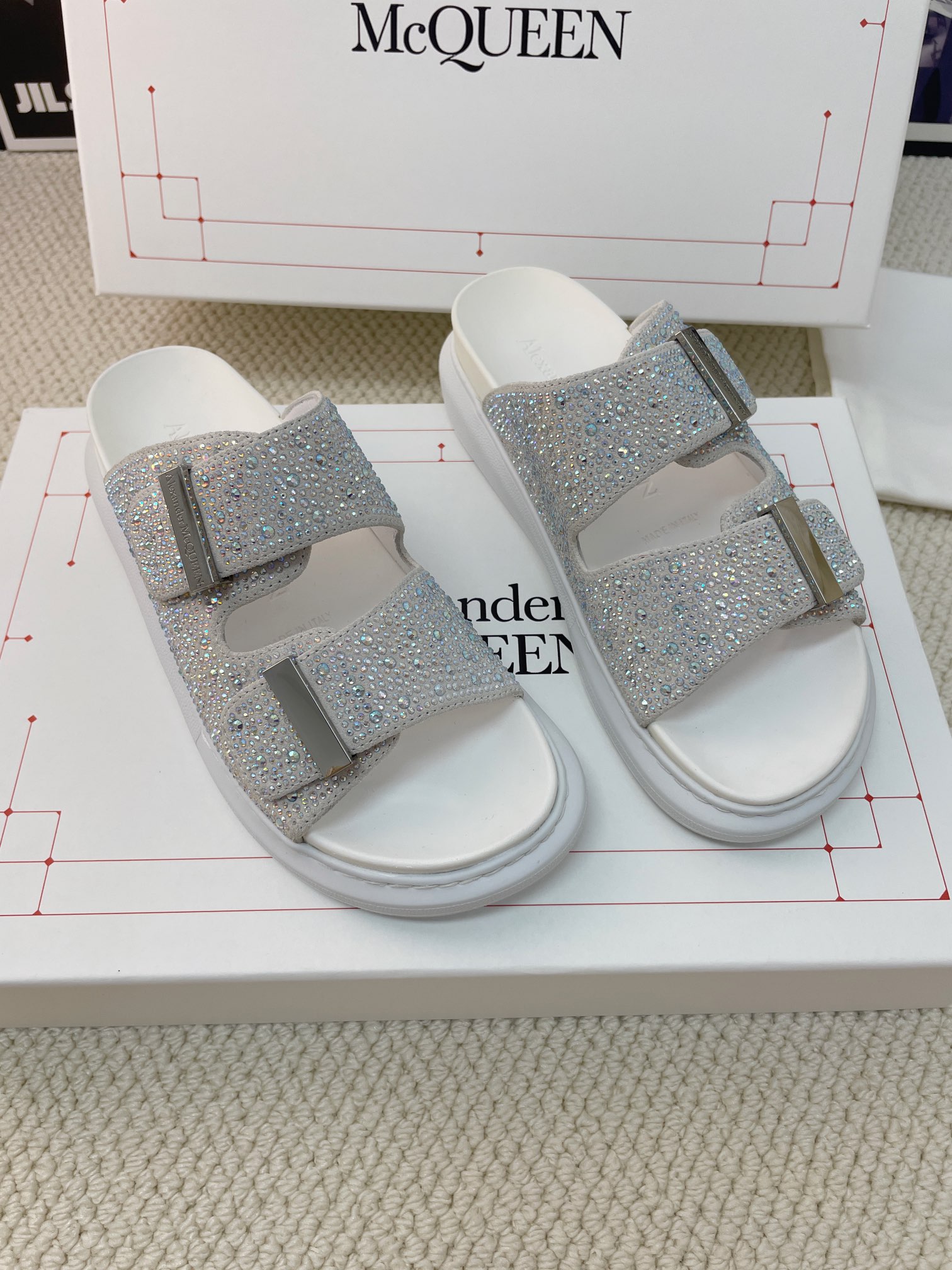 Luxurious and Feminine: Alexander McQueen’s Jell-O Sandals with Gold Button Detail - 图片 5