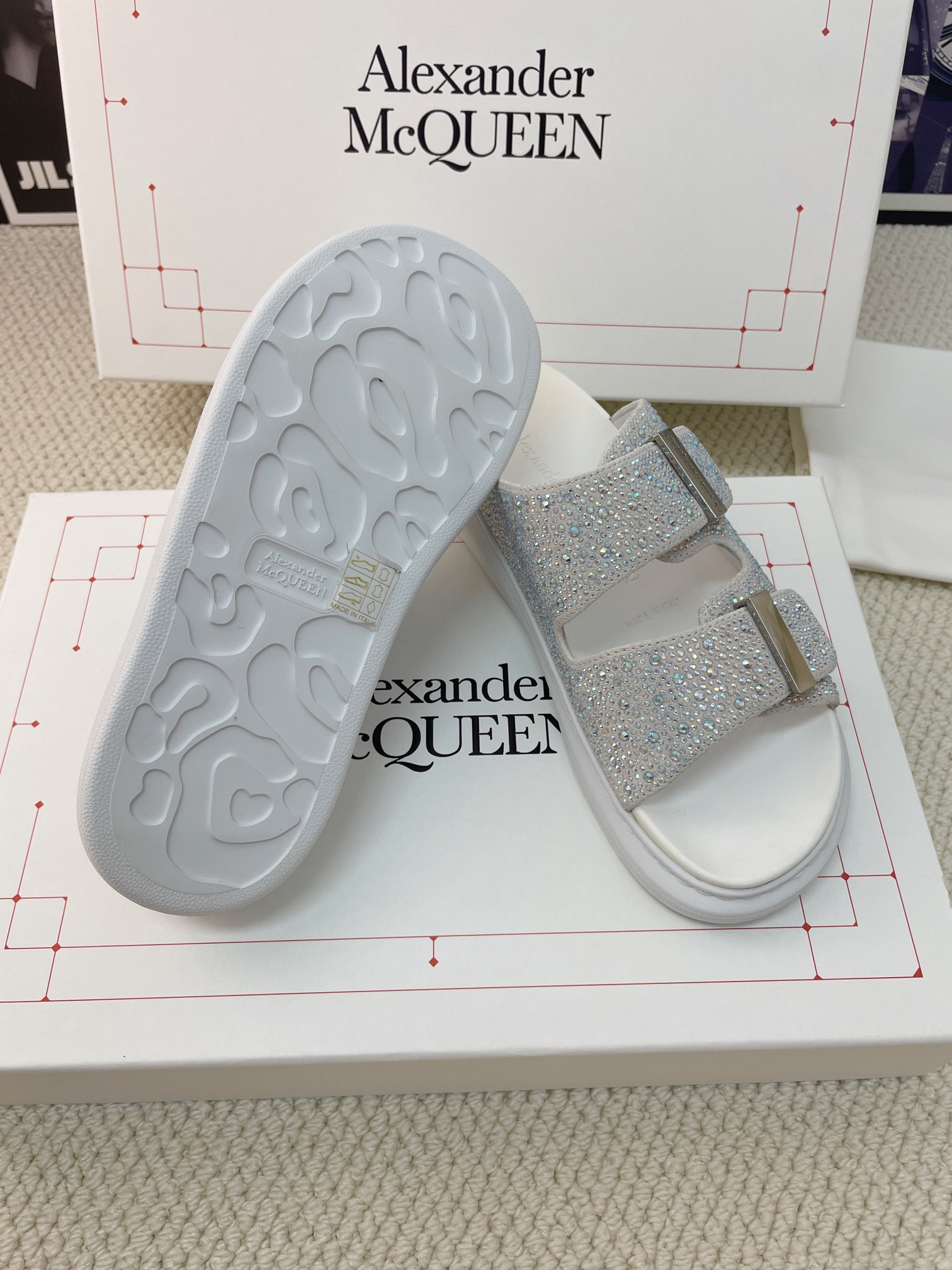 Luxurious and Feminine: Alexander McQueen’s Jell-O Sandals with Gold Button Detail - 图片 9