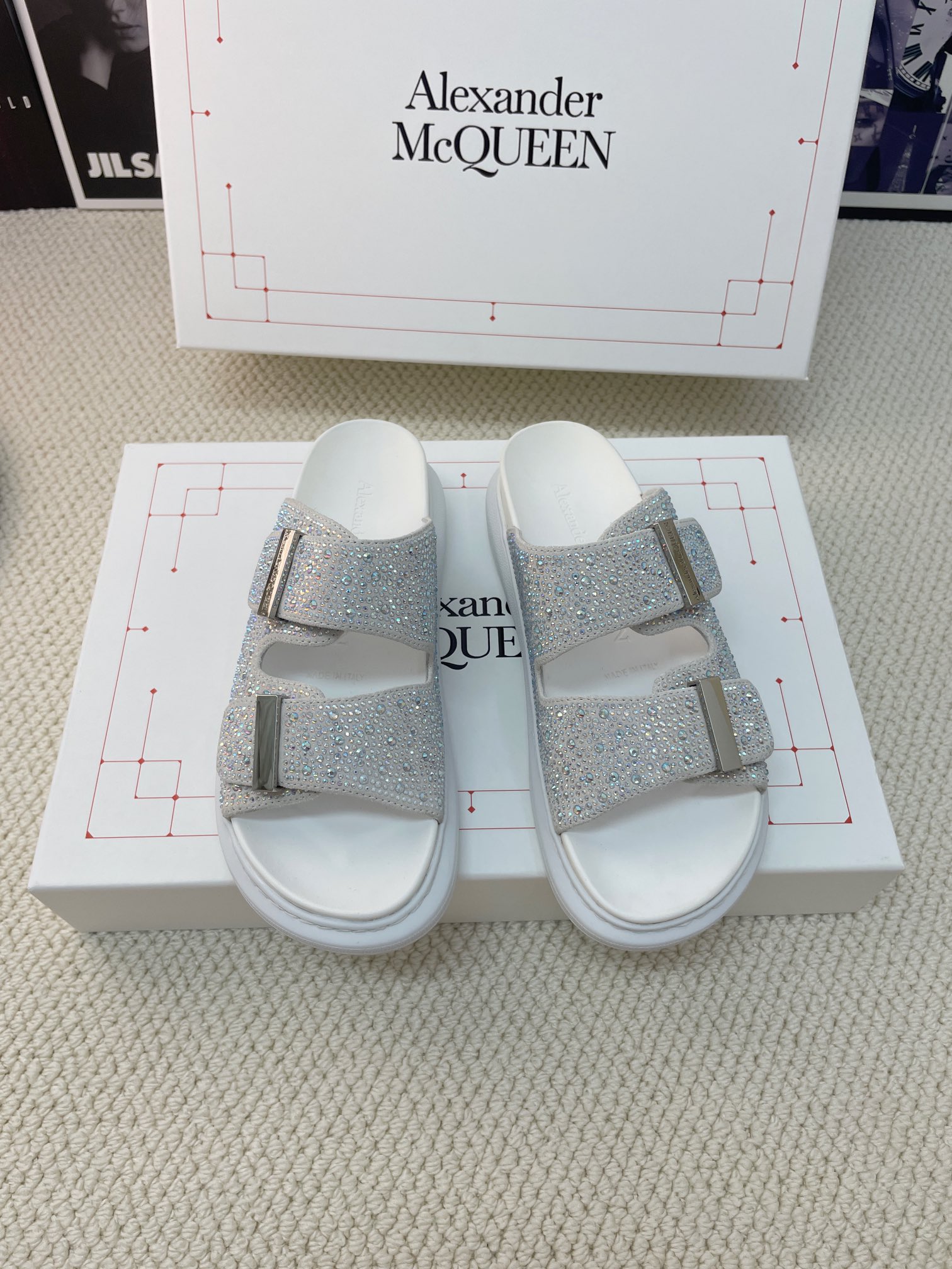 Luxurious and Feminine: Alexander McQueen’s Jell-O Sandals with Gold Button Detail - 图片 1