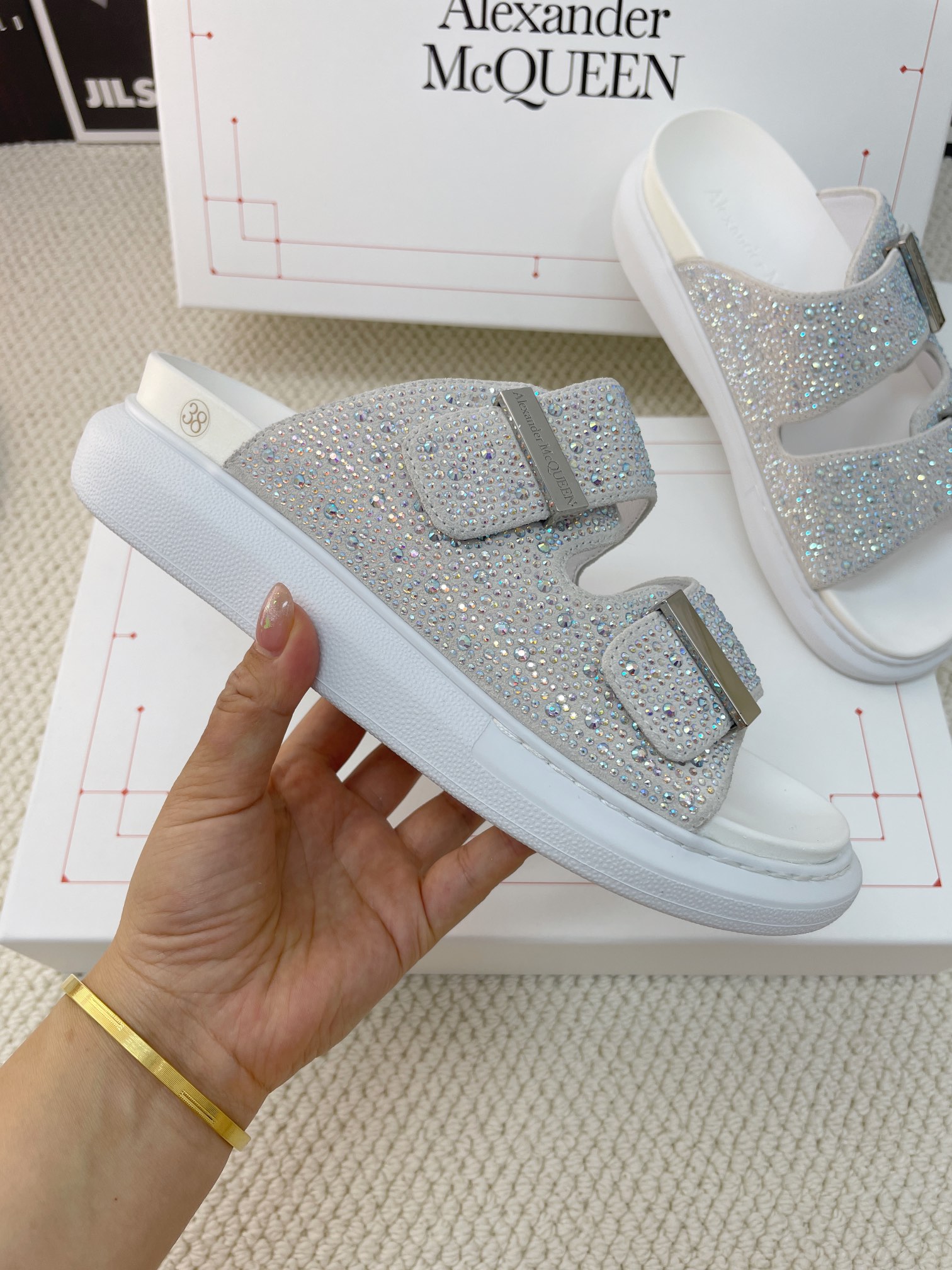 Luxurious and Feminine: Alexander McQueen’s Jell-O Sandals with Gold Button Detail - 图片 8