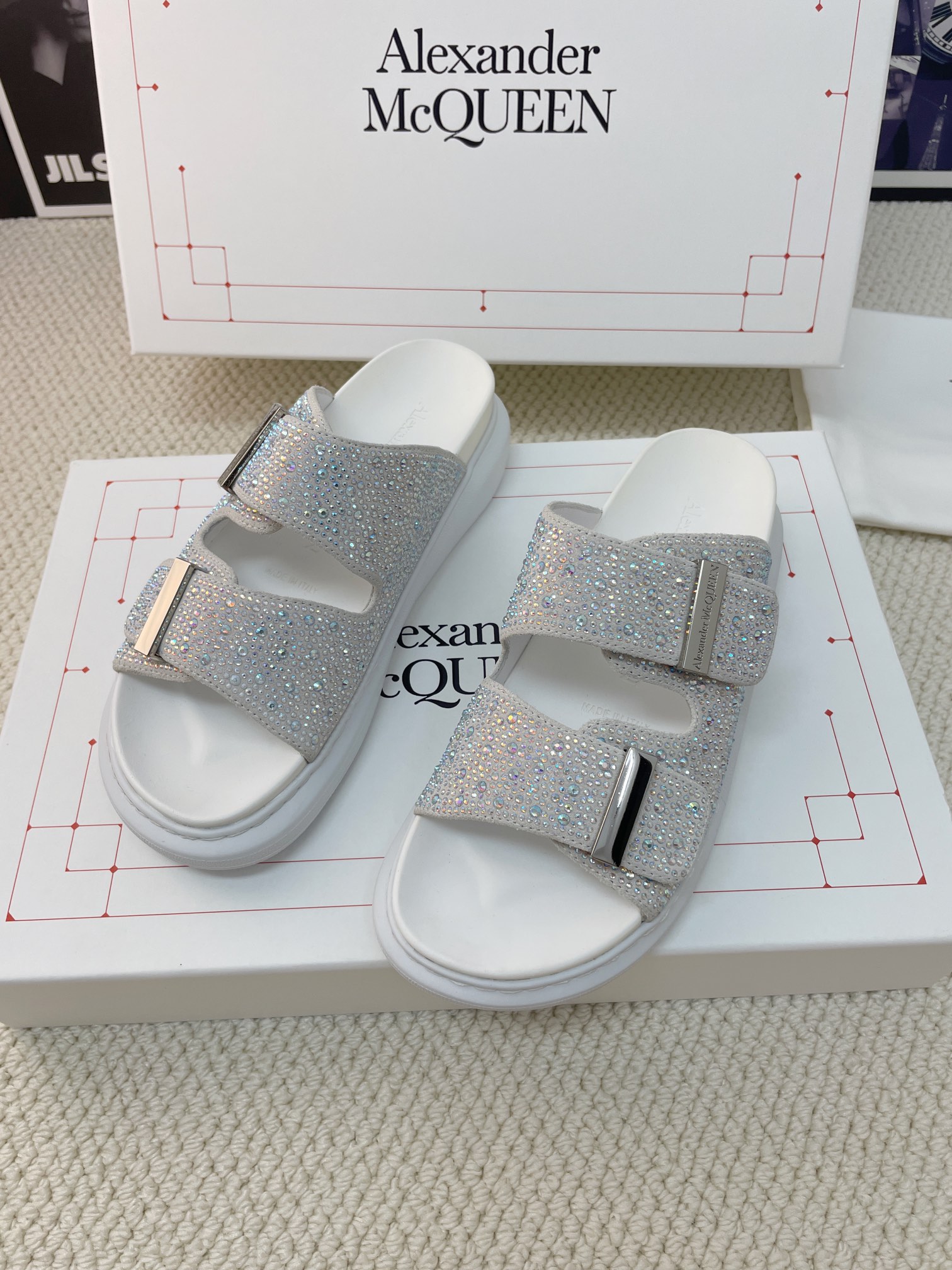 Luxurious and Feminine: Alexander McQueen’s Jell-O Sandals with Gold Button Detail - 图片 2