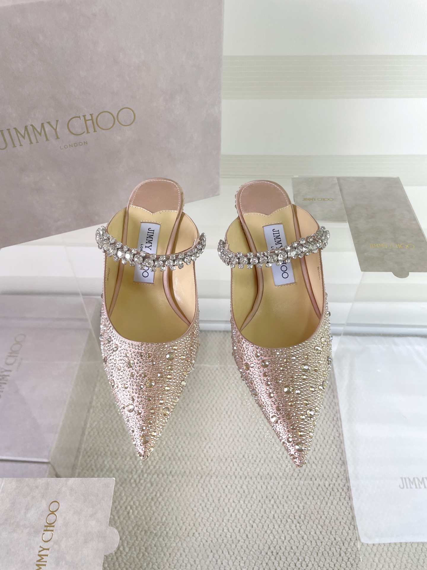 NO:469318,Jimmy Choo/Jimmy Zhou's classic diamond chain pointed crystal high-heeled slippers. Super crystal shoes are so beautiful that they can't take their eyes off. The shoe shape is very delicate and will not be too narrow and long. The interior space is very sufficient to allow the toes to relax enough. The rhinestones outline the charming curve on the instep. It is simply beautiful. It surrounds the fairy spirit with 360 degrees, gorgeous and not exaggerated!  !  The fabric is made of imported Yangjing hot diamonds, the inner tiptoe imported sheepskin customized A-grade Italian leather sole, heel height 6.5cm, size section 35-39 (40,41 custom-made non-return and exchange), semi-torque high heels, jimmy choo, jimmy choo, high heels, slippers, sheepskin, sheep19860909Jimmy Choo/吉米周经典钻石链条尖头水晶高跟拖鞋 超绝的水晶鞋 美到移不开视线 鞋型做的非常秀气 不会过分窄长 内部空间很足 让脚趾能足够的放松 水钻在脚背勾勒迷人的弧度 简直美爆了 360度环绕仙气感 华丽又不浮夸！！ 面料采用进口羊京烫钻 内里踮脚进口羊皮 定制A级意大利真皮底  跟高6.5cm 码段35-39（40,41定制不退换）,半拖高跟鞋,jimmy choo,jimmy choo,high heels,slippers,sheepskin,sheep,Women's Shoes