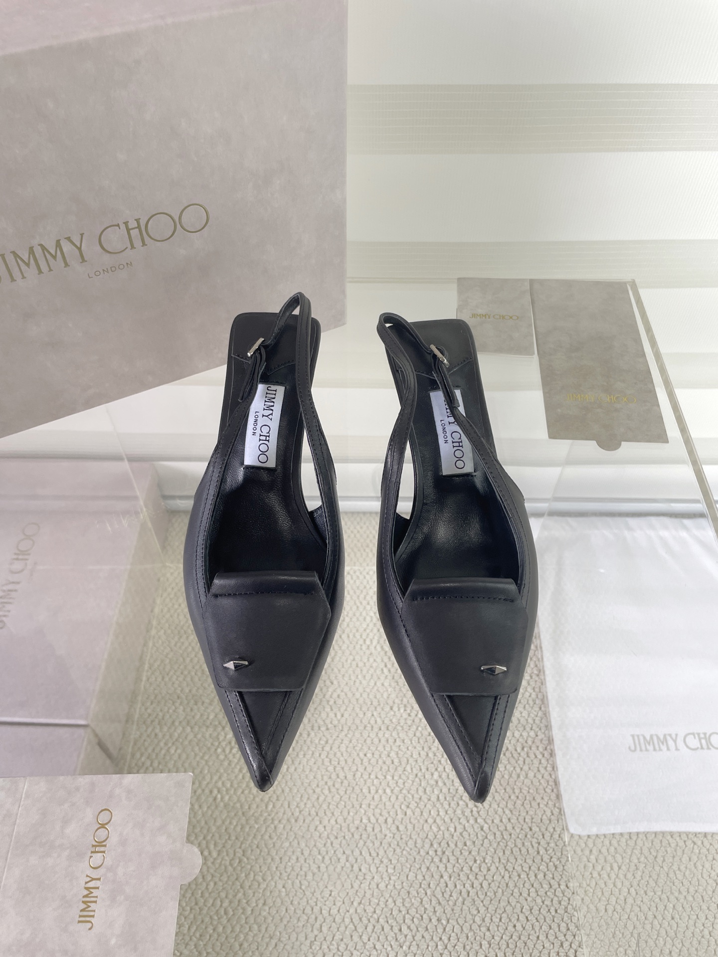 NO:469353,JIMMY CHOO 25 new pointed toe high heels. JC sandal pointed toe high heels are really beautiful~ It is both sexy and upright~ so beautiful that it is simply irresistible. It is comfortable to wear, and the feet are super beautiful and elegant, with a full sense of luxury!  Imported cowhide/sheelskin lining Italian imported leather outsole Heel height 6cm Size segment 35-39 (40 41 customized non-return and exchange), semi-torque high heels, jimmy choo, sandals, high heels, cowhide, sheepskin, Leather soles19860909JIMMY CHOO 25新款尖头高跟鞋 JC这款凉鞋尖头高跟鞋真的太美了～ 兼具性感与脚翘～美到简直让人无法抗拒 穿着舒适,上脚超美优雅气质,高级感拉满！ 鞋面进口牛皮/羊皮内里 意大利进口真皮大底 跟高6cm 码段35-39（40 41订制不退换）,半拖高跟鞋,jimmy choo,sandals,high heels,cowhide,sheepskin,Leather soles,Women's Shoes