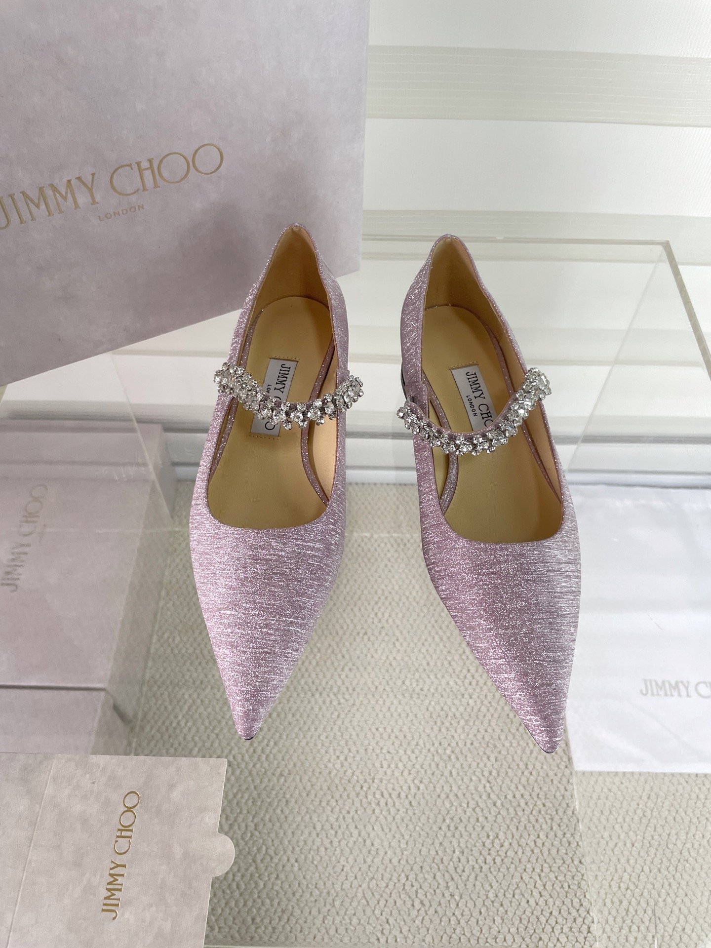 NO:469372,#Zhou Yangjie's classic one-line diamond-wearing shoes. You are the best companion for the skirt in the wardrobe. I believe I admire the high heel shoe designers at JC home who have grasped the psychology of women very well. The shoes made will definitely allow any woman to control a shoe that does not coexist with sexy and elegant. It is paired with a glittering Swarovski crystal chain to embellish it. The design is very eye-catching and elegant. The style is not exaggerated but it shows the style. In addition, the small pointed coffin shape is completely perfect and very comfortable to wear. What are the fashionable people waiting for? This model took a whole month from purchasing the original version to making it, and it is almost the same as the original version!  A must-have wardrobe, there is definitely one that suits you!  !  The fabric is made of specially ordered flash material, inner footbed mixed-bred sheepskin Customized A-grade Italian leather sole Size 35-39 (34, 40, 41 customized), high heels single shoes, swarovski, chanel, mary jane, high heels, skirts, sheepskin19860909#周仰杰经典一字钻带玛丽珍鞋 你衣柜里裙子最好的伴侣,相信我就佩服JC家的高跟鞋履设计师把女人的心理把握的很到位,做出来的鞋子绝对会让任何一个女人都把持不性感与优雅并存的一款鞋子,搭配一条闪闪动人的施华洛世奇水晶链条予以点缀装饰十分醒目优雅的设计,风格不浮夸但尽显格调,再加上小尖头棺型完全做到了极致上脚非常舒适时髦精们还在等什么?这款从购买原版到制作一共整整花了一个月的时间去打磨,到现在几乎与原版一致！衣橱必备款,绝对有一款是适合你的！！ 面料采用特订闪面材料 内里垫脚混种羊皮 定制A级意大利真皮底 尺码35-39（34,40,41订做）,高跟鞋单鞋,swarovski,chanel,mary jane,high heels,skirts,sheepskin,Women's Shoes