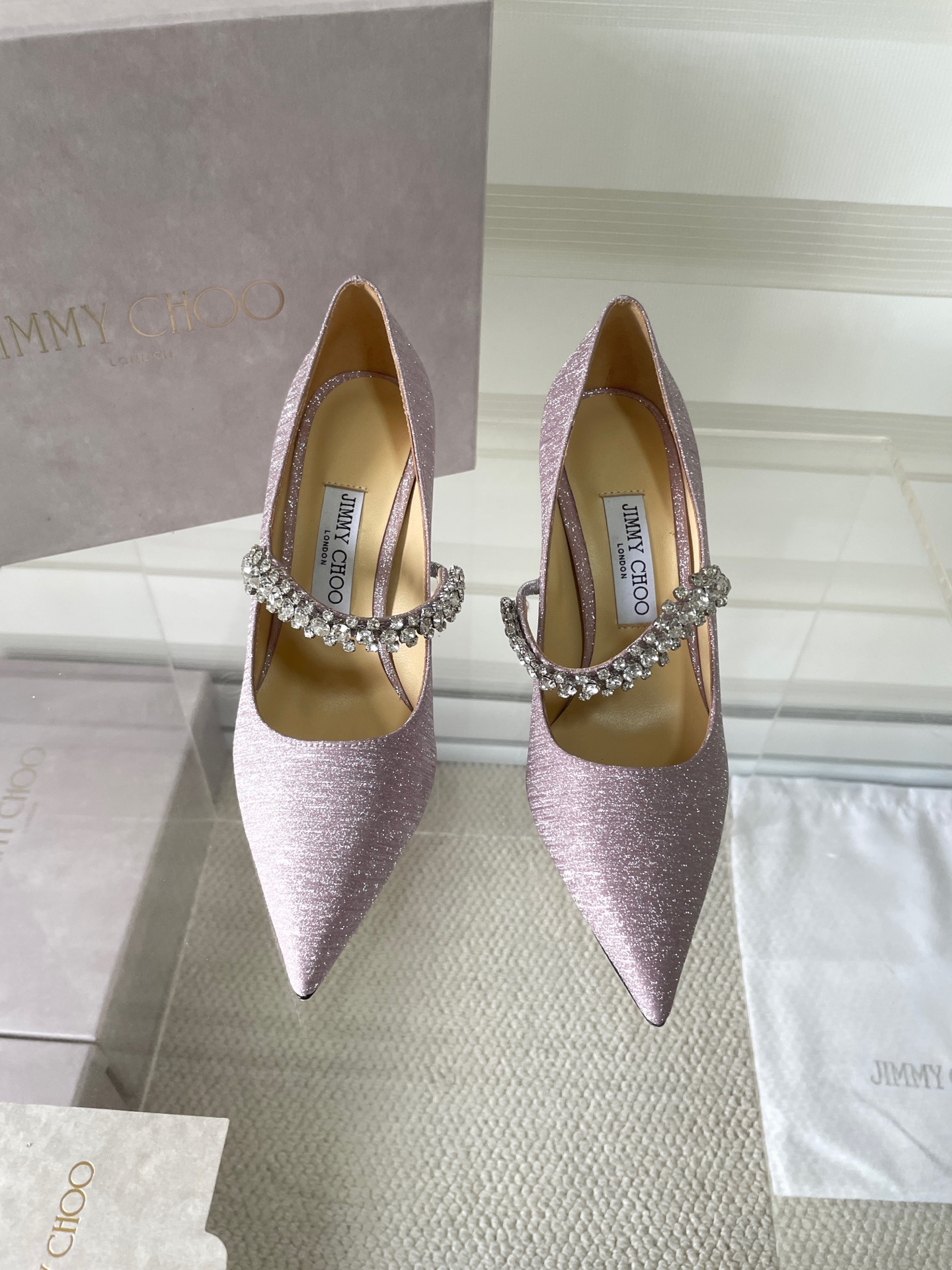 NO:469359,#Zhou Yangjie's classic one-line diamond-wearing shoes. You are the best companion for the skirt in the wardrobe. I believe I admire the high heel shoe designers at JC home who have grasped the psychology of women very well. The shoes made will definitely make any woman control a shoe that does not coexist with sexy and elegant. It is paired with a glittering Swarovski crystal chain and is decorated with a very eye-catching and elegant design. The style is not exaggerated but it shows the style. In addition, the small pointed coffin shape is completely perfect and very comfortable to wear. What are the fashionable people waiting for? This one took a whole month from purchasing the original version to making it, and it is almost the same as the original version!  A must-have wardrobe, there is definitely one that suits you!  !  The fabric is made of specially customized flash material, mixed inner sheepskin, custom-made A-grade Italian leather sole, heel height 6.5CM/8.5CM Size 35-39 (34, 40, 41 customized), high heels, single shoes, swarovski, chanel, mary jane, high heels, skirts, sheepskin19860909#周仰杰经典一字钻带玛丽珍鞋 你衣柜里裙子最好的伴侣,相信我就佩服JC家的高跟鞋履设计师把女人的心理把握的很到位,做出来的鞋子绝对会让任何一个女人都把持不性感与优雅并存的一款鞋子,搭配一条闪闪动人的施华洛世奇水晶链条予以点缀装饰十分醒目优雅的设计,风格不浮夸但尽显格调,再加上小尖头棺型完全做到了极致上脚非常舒适时髦精们还在等什么?这款从购买原版到制作一共整整花了一个月的时间去打磨,到现在几乎与原版一致！衣橱必备款,绝对有一款是适合你的！！ 面料采用特订闪面材料 内里混种羊皮 大底定制A级意大利真皮底 跟高6.5CM/8.5CM 尺码35-39（34,40,41订做）,高跟鞋单鞋,swarovski,chanel,mary jane,high heels,skirts,sheepskin,Women's Shoes