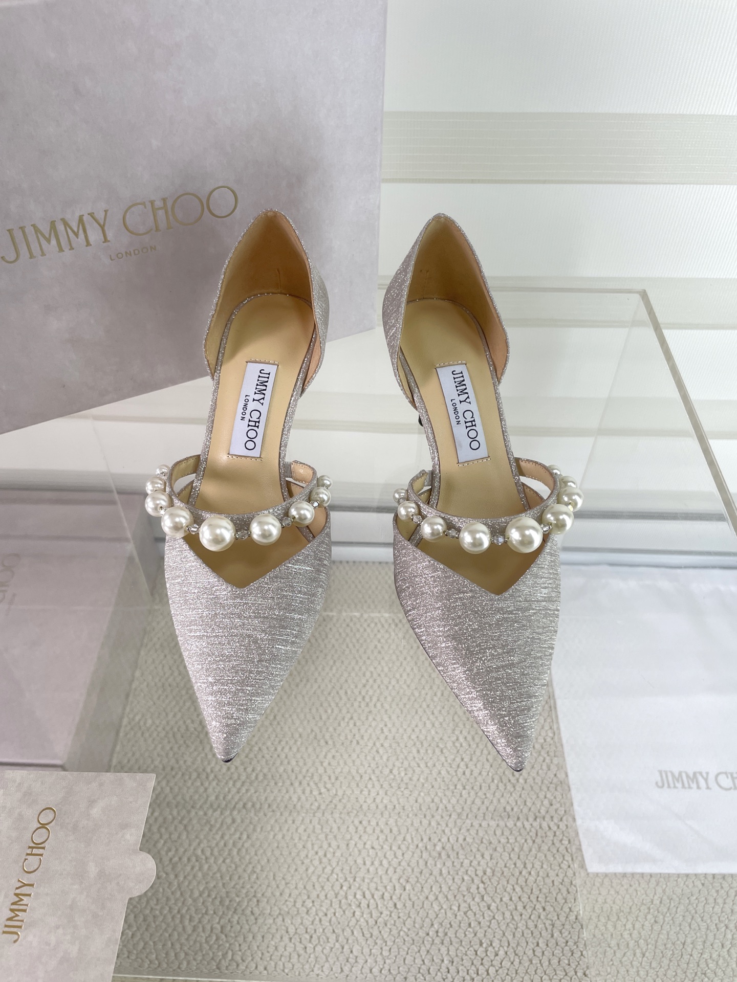 NO:469332,Jimmy Choo｜Zhou Yangjie's classic pearl pointed high heels Our JC is as high as ever, low-key and gorgeous, sexy and not arrogant, this one is talking about. It looks so good on the feet. The shoe shape is a delicate style that everyone loves. It looks very slim. The entire curve of the side perfectly shows the curve of the foot. There are also pearls on the upper. It is simply irresistible. The fabric is made of original custom material. The tiptoe inside is mixed-bred sheepskin. Italian imported leather outsole. Heel height 6.5cm/8.5cm. Size 35-39 (customized by 34/40/41), high heels, jimmy choo, high heels, sheepskin, Leather soles19860909Jimmy Choo｜周仰杰经典珍珠尖头高跟鞋 我们家JC一如既往品质优越 低调不失华丽 性感又不显张扬说的就是这款 上脚太好看了 鞋型是大家都爱的秀气款 非常非常显瘦 侧面整个弧度将脚部曲线完美展现  还有鞋面的珍珠 简直让人欲罢不能 面料采用原版定制材质 内里踮脚均为混种羊皮 意大利进口真皮大底 跟高6.5cm/8.5cm 码段35-39（34/40/41定制）,高跟鞋单鞋,jimmy choo,high heels,sheepskin,Leather soles,Women's Shoes