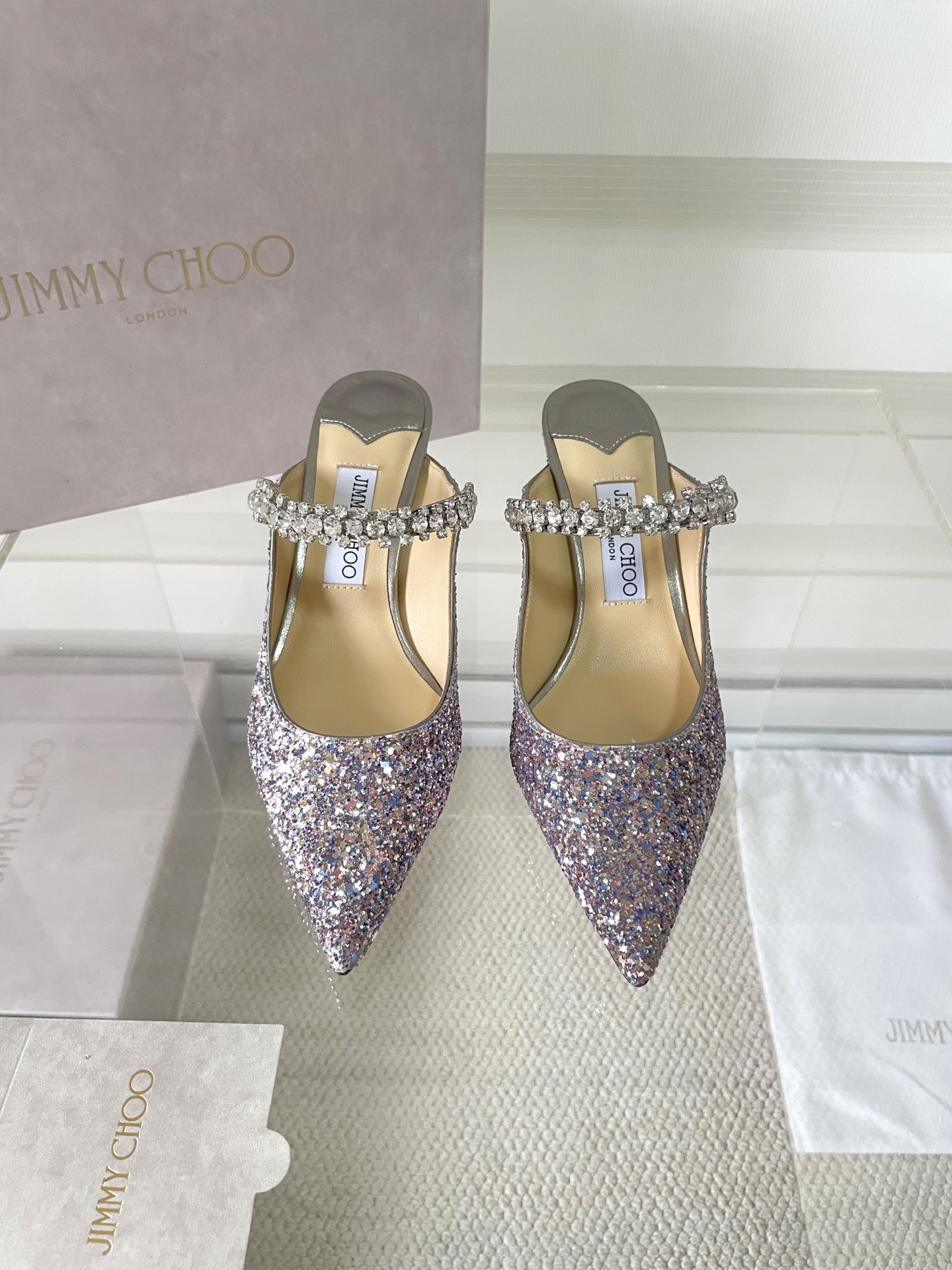 NO:469324,JIMMY CHOO BING series glitter fabric logo mules, modern and fashionable. Beautiful one-step design, with 6.5 cm small heels, unique personality. The arch band is carefully embellished with crystals, vaguely exudes charm, and paired with a small black skirt to create an eye-catching look. Diamond glitter fabric, crystal inlaid with a strap, pointed one-step style Heel height: 6.5 cm, Italian leather outsole Size segment 35-39.34.40 Custom made., semi-tork high heels, jimmy choo, high heels, skirts, Leather soles19860909JIMMY CHOO BING 系列闪粉面料标志款穆勒鞋,摩登时尚.优美一脚蹬设计,配以6.5厘米小细跟,个性别致.足弓饰带精心点缀水晶,隐隐散发魅力,搭配小黑裙,打造惹眼造型. 钻石闪粉面料,水晶镶嵌饰带,尖头一脚蹬款 鞋跟高度:6.5厘米,意大利真皮大底 码段35-39.34.40定做.,半拖高跟鞋,jimmy choo,high heels,skirts,Leather soles,Women's Shoes