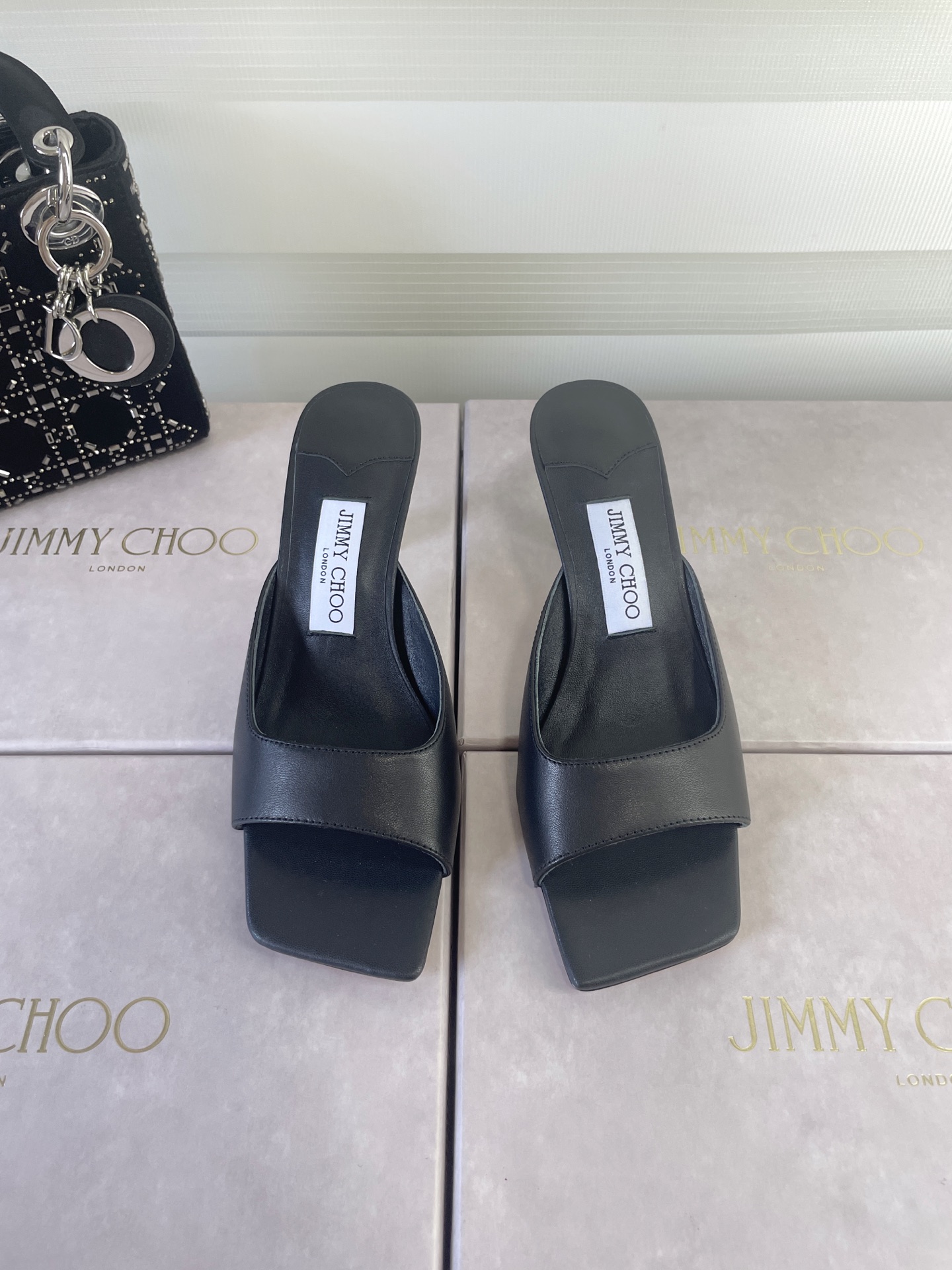 NO:469309,Jimmy Choo Zhou Yangjie 25 Spring and Summer JC new simple square cat heel slippers!  The upper is carefully crafted from imported sheepskin!  There is no extra decoration, simple and atmospheric, showing fashionable and elegant temperament, making every step under your feet exuding charm!  The upper is made of imported mixed-bred sheepskin, inner footbed imported sheepskin, Italian imported genuine leather outsole, heel height 6.5CM, size 35-41 (40/41/regular return and exchange), high heels, slippers, jimmy choo, high heels, slippers, sheepskin, Leather soles19860909Jimmy Choo周仰杰25春夏 JC新款简易方头猫跟拖鞋！ 鞋面采用进口羊皮精心制作！没有多余的装饰,简易大气,尽显时髦优雅气质,令脚下每一步都散发迷人魅力！ 鞋面采用进口混种羊皮 内里垫脚进口羊皮 意大利进口真皮大底 跟高6.5CM 码数35-41（40/41/定不退换）,高跟鞋拖鞋,jimmy choo,high heels,slippers,sheepskin,Leather soles,Women's Shoes