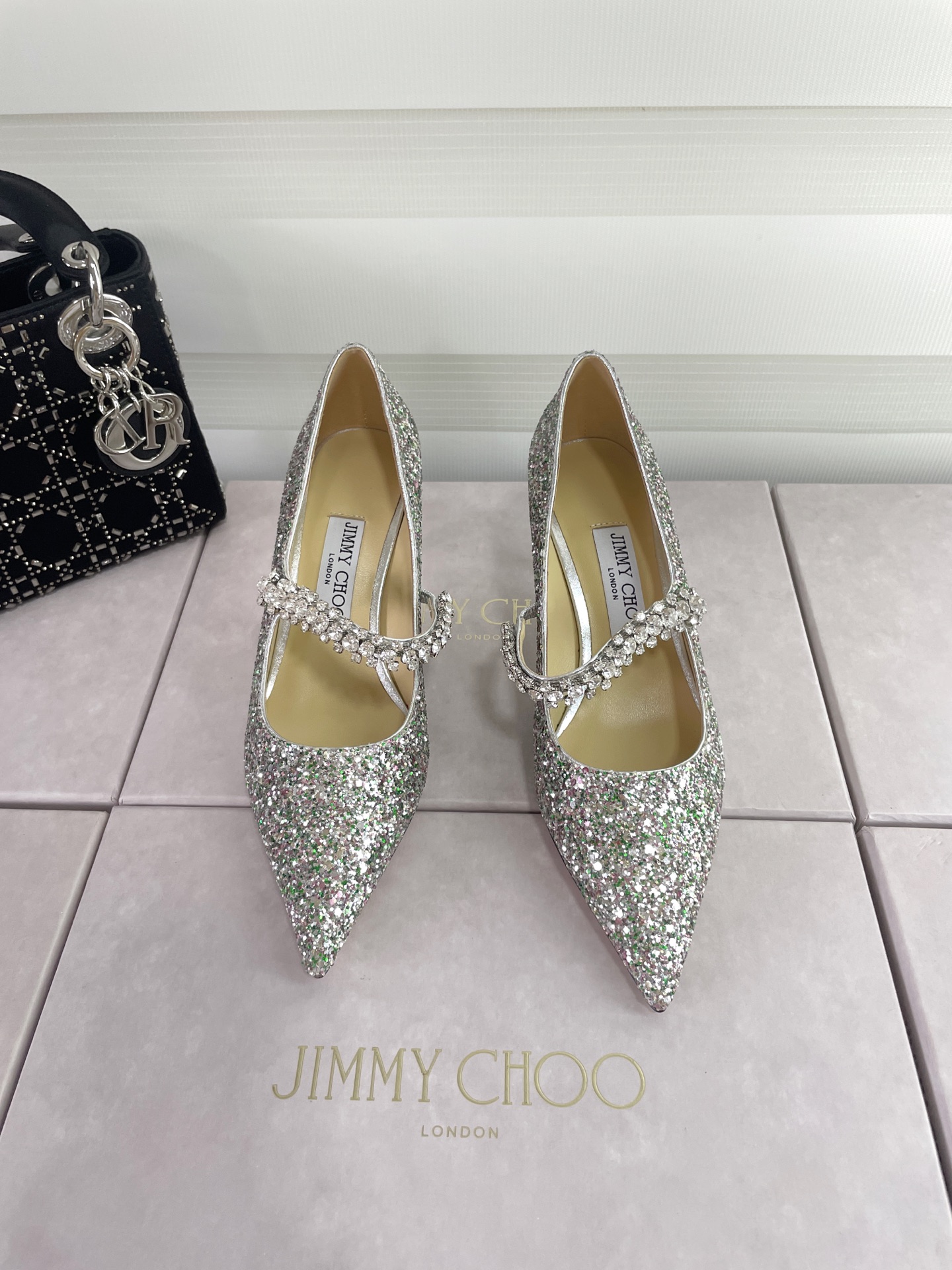 NO:469279,#Zhou Yangjie's classic one-line diamond-wearing shoes. You are the best companion for the skirt in the wardrobe. I believe I admire the high heel shoe designers at JC home who have grasped the psychology of women very well. The shoes made will definitely make any woman control a shoe that does not coexist with sexy and elegant. It is paired with a glittering Swarovski crystal chain and is decorated with a very eye-catching and elegant design. The style is not exaggerated but it shows the style. In addition, the small pointed coffin shape is completely perfect and very comfortable to wear. What are the fashionable people waiting for? This one took a whole month from purchasing the original version to making it, and it is almost the same as the original version!  A must-have wardrobe, there is definitely one that suits you!  !  The fabric is made of specially customized flash material, mixed inner sheepskin, custom-made A-grade Italian leather sole, heel height 6.5CM/8.5CM Size 35-39 (34, 40, 41 customized), high heels, single shoes, swarovski, chanel, mary jane, high heels, skirts, sheepskin19860909#周仰杰经典一字钻带玛丽珍鞋 你衣柜里裙子最好的伴侣,相信我就佩服JC家的高跟鞋履设计师把女人的心理把握的很到位,做出来的鞋子绝对会让任何一个女人都把持不性感与优雅并存的一款鞋子,搭配一条闪闪动人的施华洛世奇水晶链条予以点缀装饰十分醒目优雅的设计,风格不浮夸但尽显格调,再加上小尖头棺型完全做到了极致上脚非常舒适时髦精们还在等什么?这款从购买原版到制作一共整整花了一个月的时间去打磨,到现在几乎与原版一致！衣橱必备款,绝对有一款是适合你的！！ 面料采用特订闪面材料 内里混种羊皮 大底定制A级意大利真皮底 跟高6.5CM/8.5CM 尺码35-39（34,40,41订做）,高跟鞋单鞋,swarovski,chanel,mary jane,high heels,skirts,sheepskin,Women's Shoes