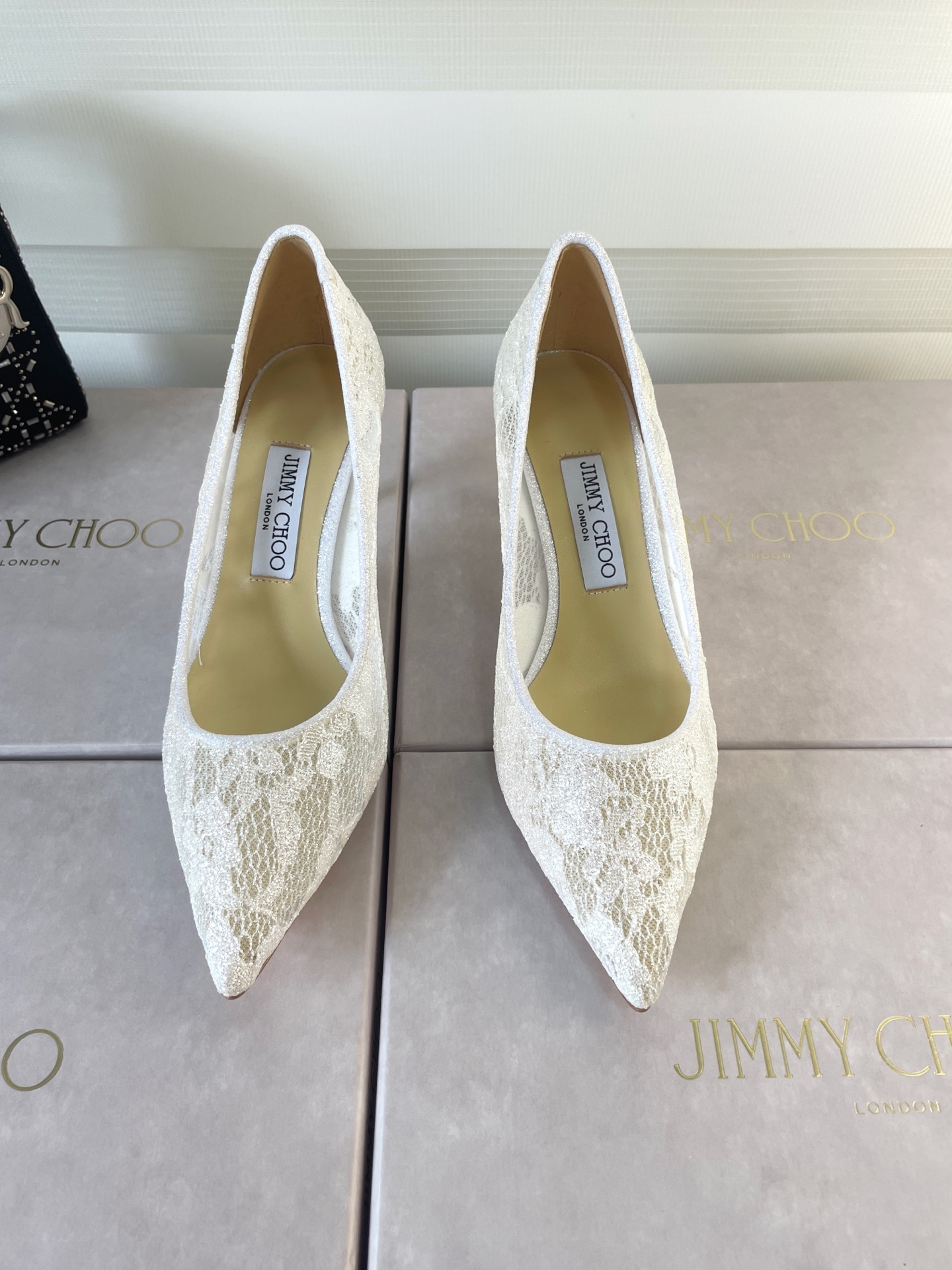 NO:469271,Jimmy Choo｜Jimmy Zhou’s classic mesh high heels series JC’s shoes are well-known for being fairy beauty without exception. Especially this fine shiny embellishment, exclusive pure handmade craftsmanship, time-consuming and labor-intensive, the mesh is looming, revealing a little sexy atmosphere, which is super suitable for wedding shoes, and it is a fairy when worn♀ The fabric is imported mesh glitter powder, the foot pad is mixed-bred sheepskin imported from Italy, the heel height 6.5cm/8.5cm Size 35-39 (customized by 34 /40/41), high heels shoes, jimmy choo, jimmy choo, chanel, high heels, cowhide, sheepskin19860909Jimmy Choo｜吉米周经典网纱高跟鞋系列 JC家的鞋子众所周知都是无一例外的仙女美 尤其是这款细闪亮片点缀 独家纯手工工艺 耗时耗力 网纱若隐若现 透露着些许性感的氛围 超适合当婚鞋 穿上就是小仙女♀ 面料采用进口网纱面闪粉 垫脚是混种羊皮 意大利进口牛皮大底 跟高 6.5cm/8.5cm 码数 35-39（34 /40/41定制）,高跟鞋单鞋,jimmy choo,jimmy choo,chanel,high heels,cowhide,sheepskin,Women's Shoes