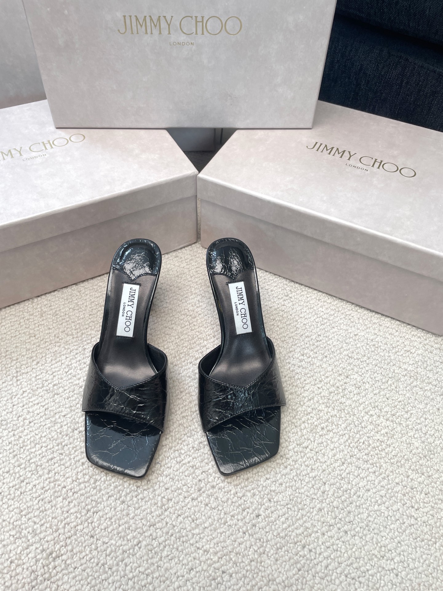 NO:469265,Jimmy Choo Zhou Yangjie 25 Spring and Summer JC new simple square cat heel slippers!  The upper is carefully crafted from imported sheepskin!  There is no extra decoration, simple and atmospheric, showing fashionable and elegant temperament, making every step under your feet exuding charm!  The upper is made of imported patent leather, inner footbed imported sheepskin, Italian imported genuine leather outsole, heel height 7.5CM, size 34-41 (34/40/41/regular return and exchange), high heels, slippers, jimmy choo, high heels, slippers, sheepskin, Leather soles19860909Jimmy Choo周仰杰25春夏 JC新款简易方头猫跟拖鞋！ 鞋面采用进口羊皮精心制作！没有多余的装饰,简易大气,尽显时髦优雅气质,令脚下每一步都散发迷人魅力！ 鞋面采用进口漆皮 内里垫脚进口羊皮 意大利进口真皮大底 跟高7.5CM 码数34-41（34/40/41/定不退换）,高跟鞋拖鞋,jimmy choo,high heels,slippers,sheepskin,Leather soles,Women's Shoes