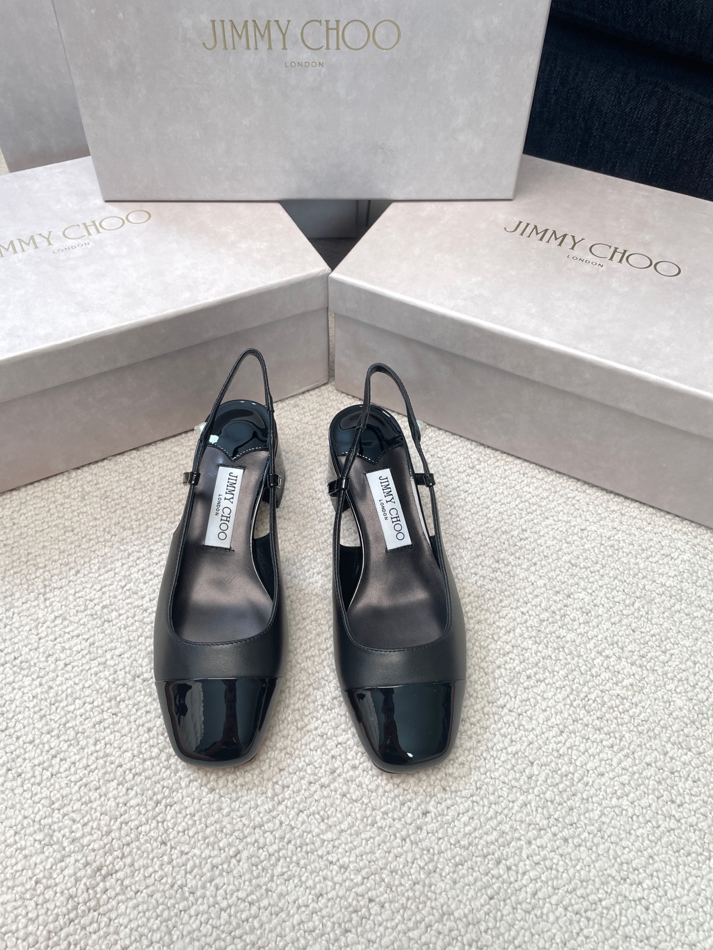 NO:469260,Jimmy Choo 25ss Spring and Summer New Thick Heeled Empty Sandals!  JC logo pearls are inlaid on the strap on the right, imported sheepskin on the upper, and footrest in the inner sheepskin Italian leather outsole, heel height 4.5cm Size 35-39 (34.40.41 customization), sandals, jimmy choo, sandals, sheepskin, Leather soles19860909Jimmy Choo 25ss春夏新款粗跟后空凉鞋！ 右侧带子处镶JC标志珍珠,鞋面进口羊皮,内里垫脚羊皮 意大利真皮大底,跟高4.5cm 码数35-39(34.40.41定制),凉鞋,jimmy choo,sandals,sheepskin,Leather soles,Women's Shoes