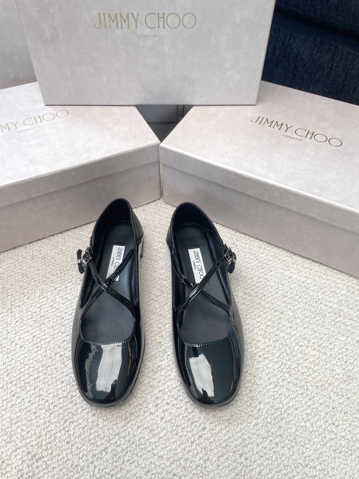 NO:469256,Jimmy Choo｜Zhou Yangjie 25ss flat shoes JC home eternal classic simple design full of girlish style modern and retro flavor Upper is made of original custom patent leather imported mixed-bred sheepskin size 34-41 (customized by 34/40/41), single shoes, jimmy choo, chanel, sheepskin19860909Jimmy Choo｜周仰杰25ss平底单鞋 JC家永恒经典之作 简约设计 满满的少女风 既摩登又复古的味道 鞋面采用原版定制漆皮 内里进口混种羊皮 码数34-41（34/40/41定制）,单鞋,jimmy choo,chanel,sheepskin,Women's Shoes