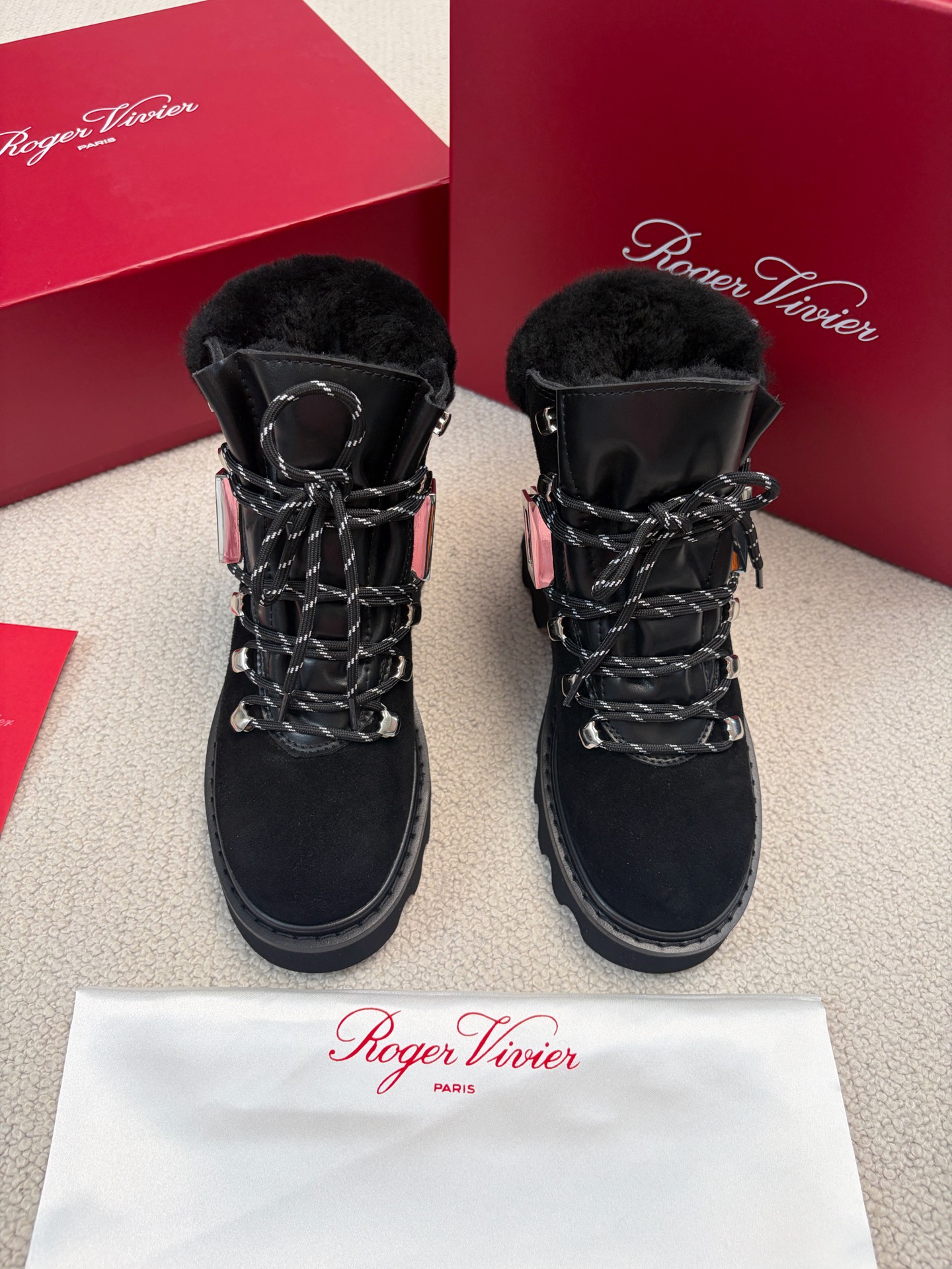 NO:679481,Roger Vivier Viv ' Rangers Truck Roger Vivier's new wool short boots for autumn and winter. Personalized yet sophisticated interpretation of urban style. Retro Maillard color. Modern Martin boots and fur boots. Wearing a nonchalant poetic style, you can walk into the coveted autumn and winter. Plush cuffing + thick sole design, warm and long legs. Paired with the same series of square buckle bags, the texture is full. Code section 35-39 (40 customization is not returnable), snow boots, roger  vivier,boots19860909Roger Vivier Viv ' Rangers Truck 罗杰维维亚秋冬新款羊毛短靴.个性又不失精致演绎都市风格 复古美拉德色系 摩登马丁靴毛毛靴 身着一身漫不经心的诗意 从容走进让人憧憬的秋冬 毛绒翻边+厚底设计,保暖又显腿长 搭配同系列方扣包,质感直接拉满 码段35-39（40定制不退换）,雪地靴,roger vivier,boots,Women's Shoes