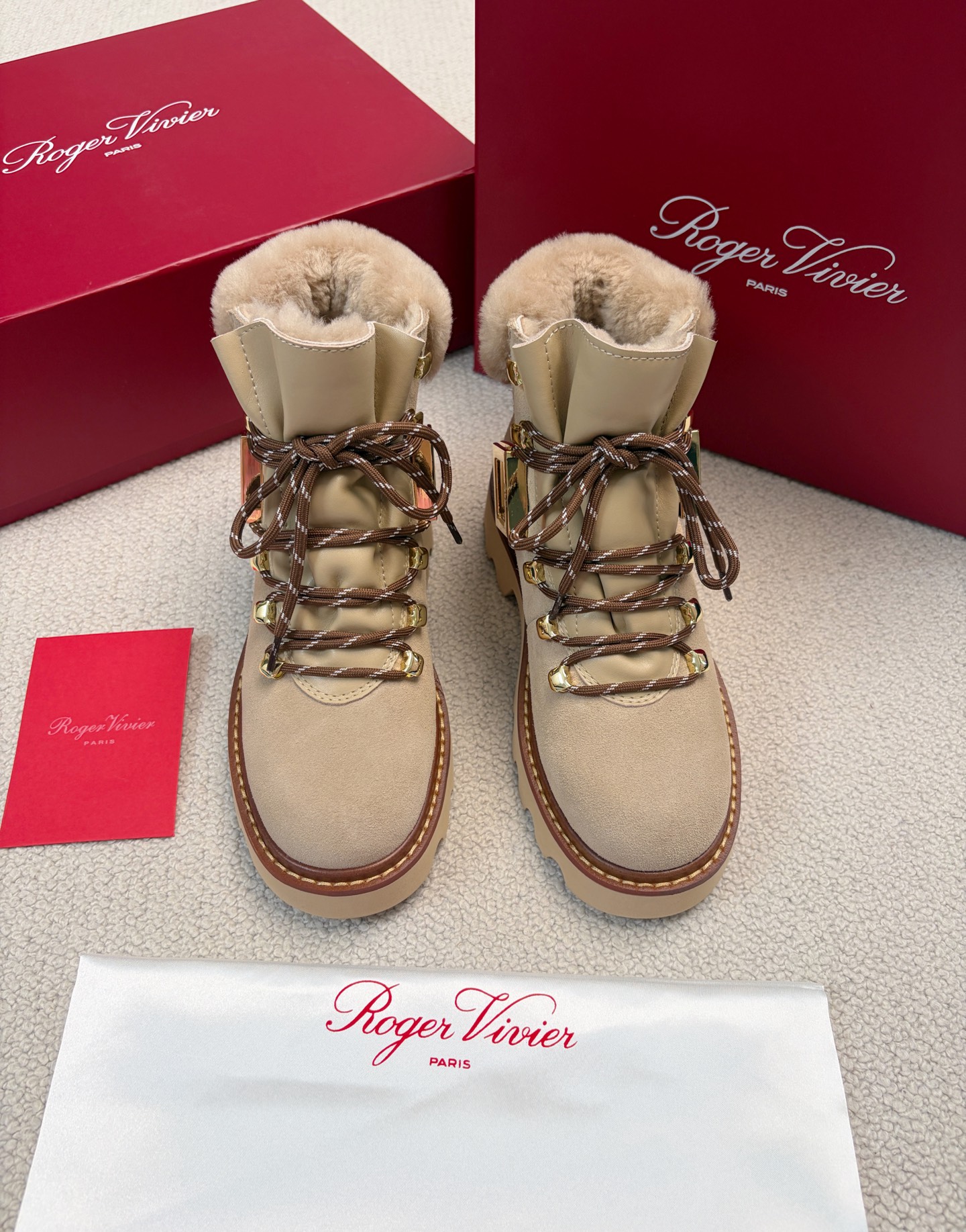 NO:679475,Roger Vivier Viv ' Rangers Truck Roger Vivier's new wool short boots for autumn and winter. Personalized yet sophisticated interpretation of urban style. Retro Maillard color system. Modern Martin boots and fur boots. Wearing a casual poetic style, you can walk into the coveted autumn and winter. Plush cuffing + thick sole design, warm and long legs. Paired with the square buckle bag of the same series, the texture is full. Code section 35-39 (40 customization is not returnable, snow boots, Roger  vivier,boots19860909Roger Vivier Viv ' Rangers Truck 罗杰维维亚秋冬新款羊毛短靴.个性又不失精致演绎都市风格 复古美拉德色系 摩登马丁靴毛毛靴 身着一身漫不经心的诗意 从容走进让人憧憬的秋冬 毛绒翻边+厚底设计,保暖又显腿长 搭配同系列方扣包,质感直接拉满 码段35-39（40定制不退换,雪地靴,roger vivier,boots,Women's Shoes