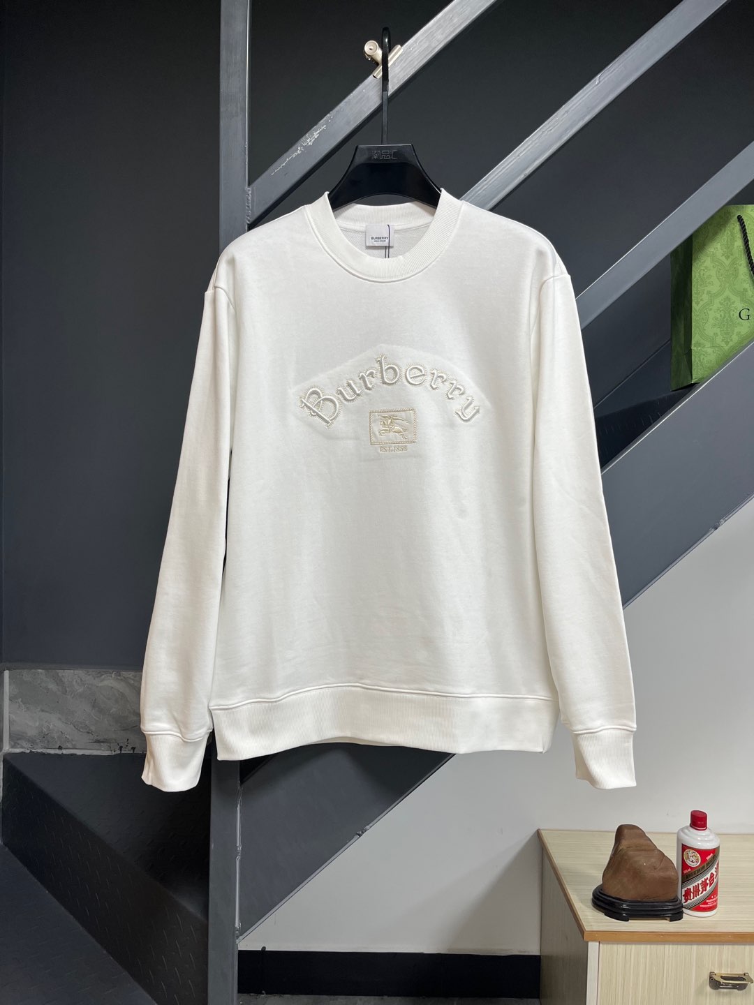 NO:601040,BURBERRYBBR Burberry slightly wide version new exclusive limited edition 25 years of the latest and most top-notch classic war horse embroidery logo exquisite heavy craftsmanship The 450g washed fabric terry sweatshirt is well-deserved as the leader in the luxury world. The piece I am going to talk about today, the first thing that catches the eye is the loose and comfortable two styles~~The ribbed round neck is the best modification of its style, and the B family has the upper body LOGO listed on the chest, and the unique pin design uses a solid color design to highlight the texture! Cow Black and white, the most traditional modification method and the simplest color scale contrast form the strongest and direct contrast, and this is often the most concise and clear minimalist modification method~~A nostalgic classic atmosphere also spreads in this work inadvertently! ! Coupled with the blessing of pure cotton material, both the upper body comfort and the existence are unparalleled. It can be said to be a must-have companion in summer. The excellent breathability and comfortable wearing feeling are unparalleled~ Recommended! ! Size S M L XL Color black white,,burberry,burberry,hoodie,sweatshirts,alexander wang19860909BURBERRYBBR 巴宝莉 微宽版型 新款独家限定 25年最新最顶级 经典战马刺绣logo 精美重工艺 450克洗水面料毛圈卫衣作为奢侈界的龙头,B家可谓是当之无愧了,而今天要说的这件作品,首先映入眼帘的就是宽松舒适两大版型~~罗纹圆领成了其版型的最好修饰,而B家则是作为了上身LOGO罗列在前胸,更是匠心独具的别针设计,采用纯色设计,更加凸显质感！牛 黑白相间,最为传统的修饰方式加上最为简单的色阶对比形成了最为强烈而直接的对比,而这往往又是最为简洁明了的极简修饰方式~~一种怀旧的经典气息也在此作上不经意的蔓延开来！！ 加上純棉材质的加持,无论是上身舒适度还是都是无可比拟的存在,可以说是夏日必备的良伴,优秀的透气性和舒适的穿搭感都是无可比拟的~推荐！！尺码S M L XL 颜色黑色 白色,,burberry,burberry,hoodie,sweatshirts,alexander wang,Men's clothing