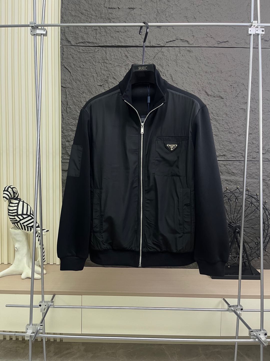 NO:601032,PRADA Prada hooded triangle letter upgraded, inspired by the retro of the 1980s. Original fabric. Pure cotton, air antibacterial and iron-free. Official same style. Customized. Same vat dyed fabric. Very comfortable to the touch. The latest brick cabinet synchronization for spring and summer. Fashionable and personalized. Super versatile and good-looking. It weighs 480g and is very suitable for both men and women. A must-have for everyone. Hang tag. Collar label. Washed wheat. Complete with three labels. Color: Black  Size MLXLXXL,,prada,prada,hats,alexander wang19860909PRADA 普拉达 连帽三角标字母 升级,灵感源自八十年代复古 原版面料 纯棉空气抗菌免烫 官方同款 定制 同缸染面料 手感非常舒服  春夏最新砖柜同步 时尚又个性 超级百搭好看的一款克重480g 男女都非常合适 人手必备款 吊牌 领标 水洗麦 三标齐全 颜色: 黑色 尺码MLXLXXL,,prada,prada,hats,alexander wang,Men's clothing