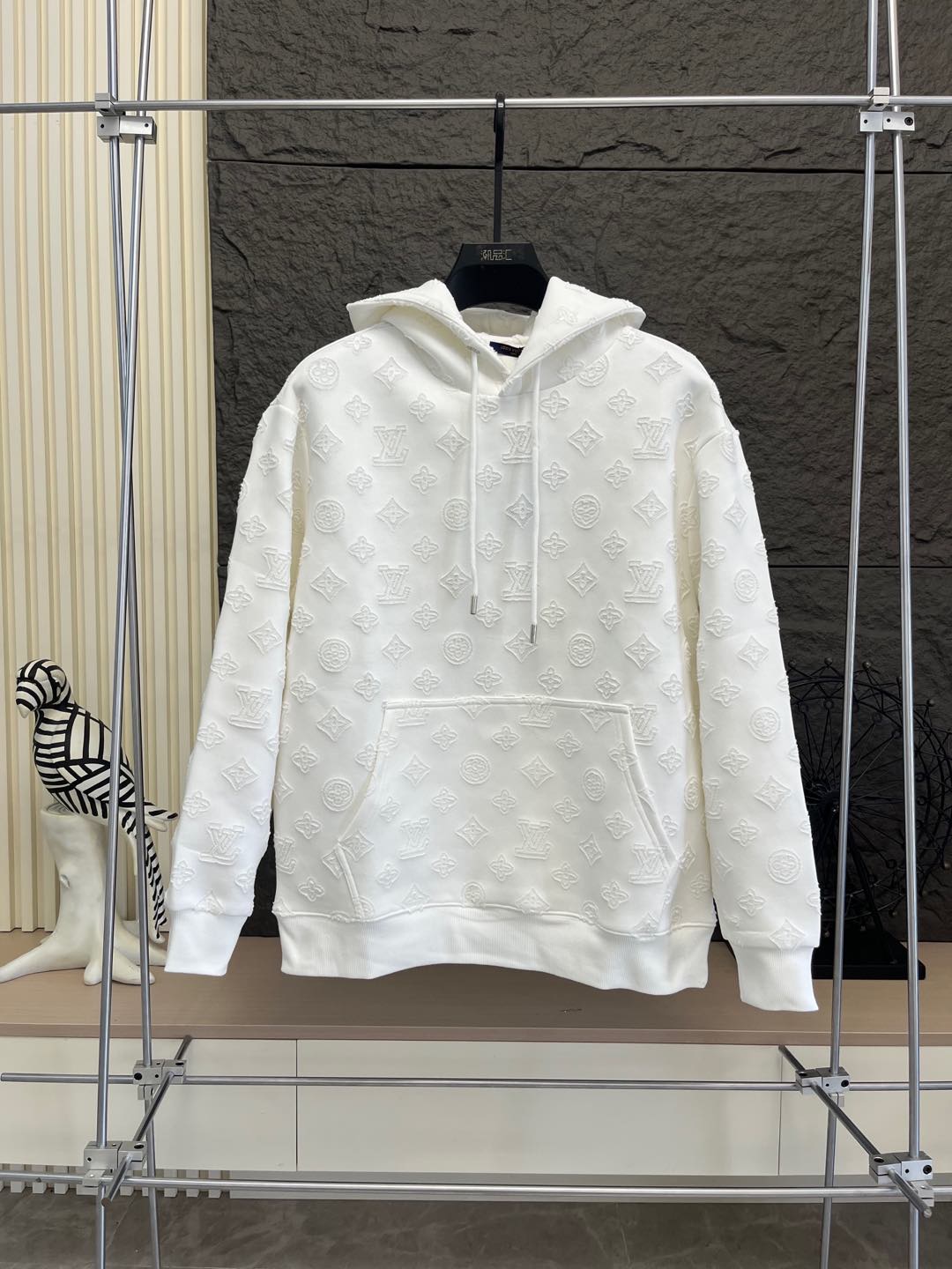 NO:601033,Louis Vuitton/Louis Vuitton Classic solid color burnt flower process Logo logo exquisitely upgraded, inspired by the retro of the 1980s Original fabric Official same style hooded sweatshirt 480g Same vat dyed fabric Very comfortable to the touch The latest brick cabinet synchronization for spring and summer Fashionable and personalized Super versatile and good-looking one Very suitable for both men and women A must-have style Tag Collar label Washed wheat Complete with three standards Color: Black White Size SMLXL, Louis Vuitton  vuitton,louis vuitton,hoodie,sweatshirts,hats,alexander wang19860909Louis Vuitton/路易威登 经典纯色烧花工艺 Logo标识精致升级,灵感源自八十年代复古 原版面料 官方同款 连帽卫衣 480克 同缸染面料 手感非常舒服  春夏最新砖柜同步 时尚又个性 超级百搭好看的一款 男女都非常合适 人手必备款 吊牌 领标 水洗麦 三标齐全 颜色: 黑色 白色 尺码SMLXL,,louis vuitton,louis vuitton,hoodie,sweatshirts,hats,alexander wang,Men's clothing