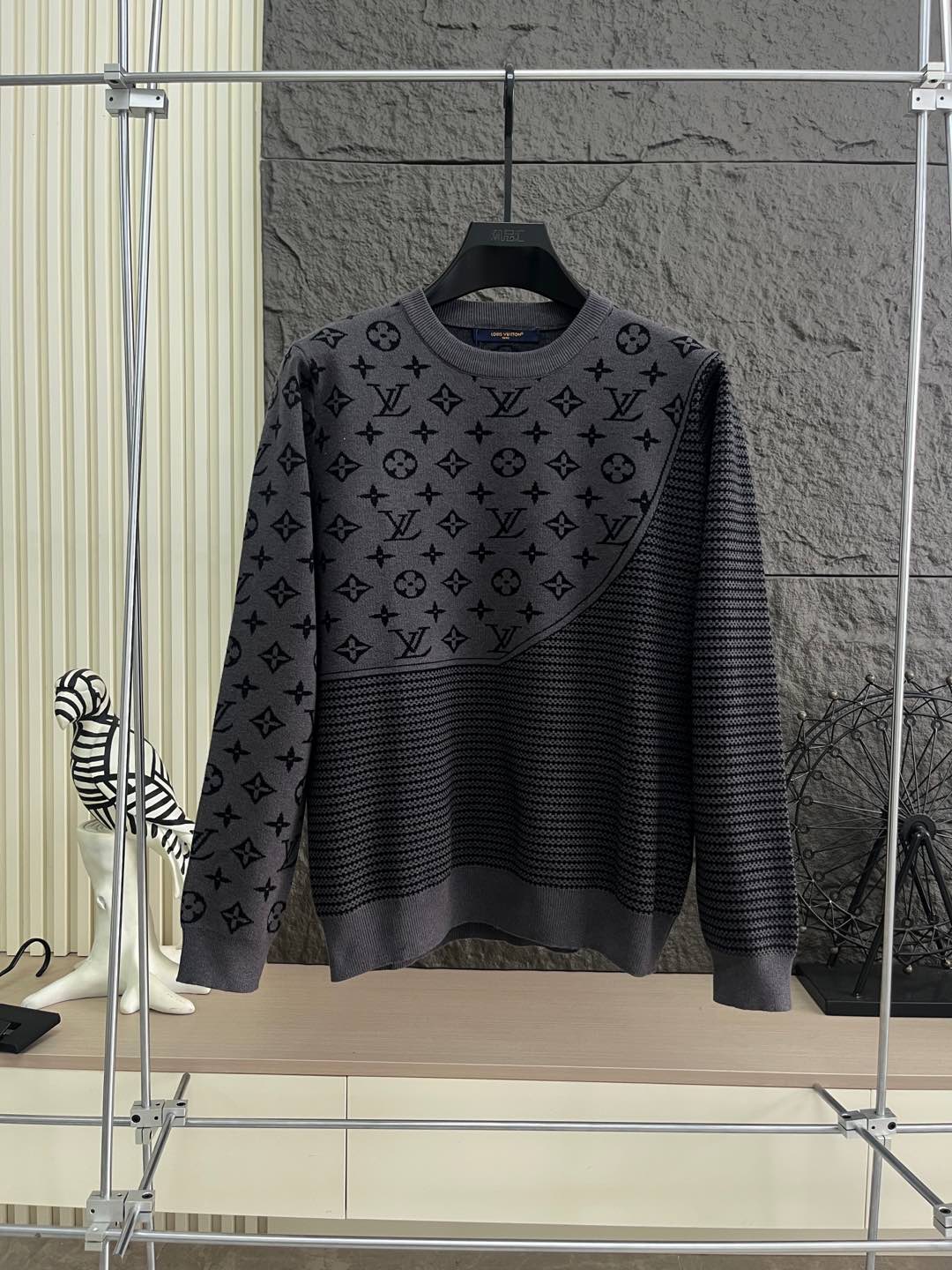 NO:601031,(Top quality, different currencies) LOUIS VUITTON/Louis Vuitton SS autumn and winter new LVSE MONOGRAM gradient round sweater, all over LV gradient print, collar chain bottom fully hemmed (high-end) round neck sweater, simple yet retro style, original custom high-weight double-ply fabric, the fabric has a solid feel, and is very classy. It is soft and delicate next to the body, very refined, showing taste, loose OS cut, in line with the current trend aesthetic.  Original fabric, the same official style, customized 400g terry double-ply fabric + thread dyed fabric in the same vat, very comfortable to the touch, synchronized with the latest counters in autumn and winter, OS off-shoulder version, fashionable and individual, super versatile and good-looking, very suitable for both men and women, a must-have style, tag, collar label, washed wheat, complete with three standards, color: black and gray, sizes SMLXL, louis vuitton, louis vuitton, louis  vuitton,sweaters,alexander wang19860909（顶级品质 区别通货） LOUIS VUITTON/路易威登 SS 秋冬新款LVSE MONOGRAM 渐变圆毛衣,满身LV渐变印花,领子锁链底全包边（高档）圆领毛衣 简约又不失风格的复古,原版定制高克重双股面料制作,面料手感扎实,上手非常有档次 贴身柔软细腻,非常精致 显品味,宽松OS版型裁剪,符合当下的潮流审美. 原版面料 官方同款  定制400克毛圈双股面料+螺纹同缸染面料 手感非常舒服  秋冬最新专柜同步 OS落肩版型 时尚又个性 超级百搭好看的一款  男女都非常合适 人手必备款  吊牌 领标 水洗麦 三标齐全 颜色: 黑灰色 尺码SMLXL,,louis vuitton,louis vuitton,louis vuitton,sweaters,alexander wang,Men's clothing