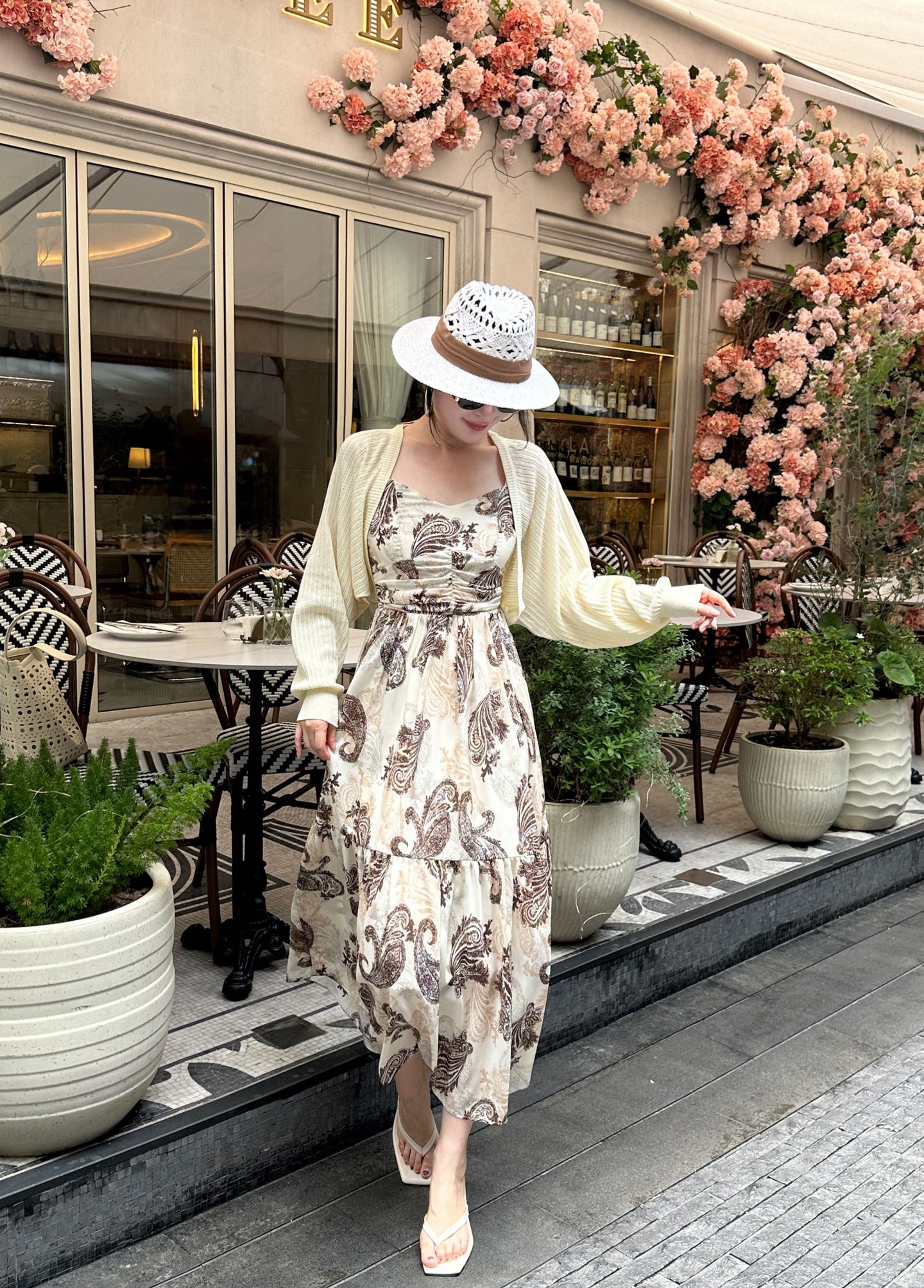 High-End Females: Elegant Suits and Stylish Accessories for Supported Exchanges - 图片 2