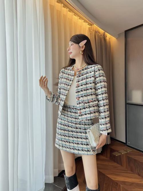 Elegant Women's Tweed Skirt Suit Set, Classic Design, Perfect for Any Occasion 1 Elegant Women's Tweed Skirt Suit Set, Classic Design, Perfect for Any Occasion