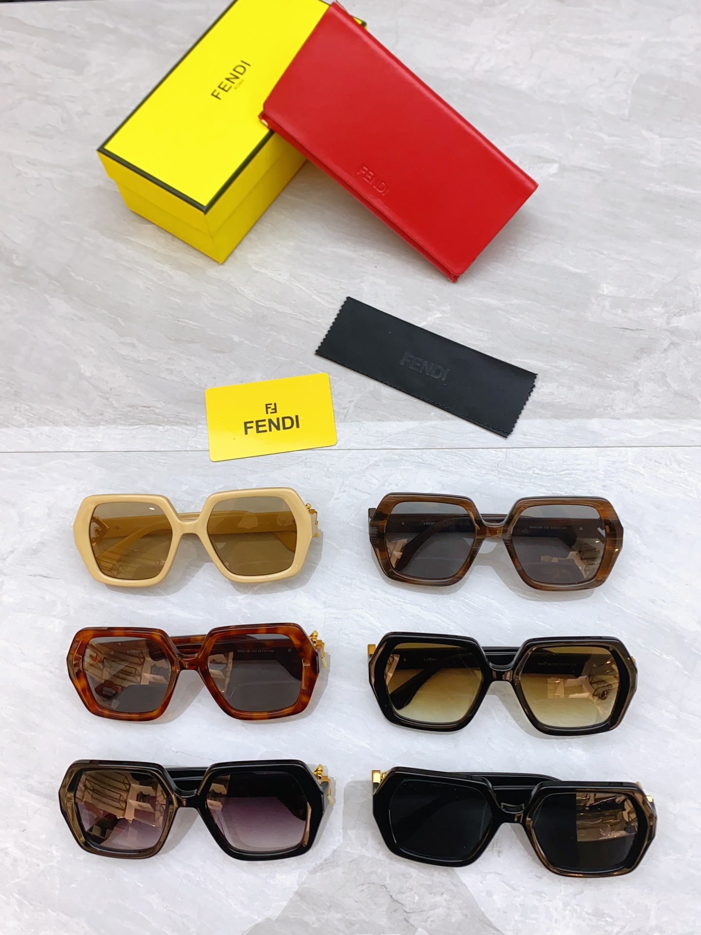 חנות
 פנדי משקפי שמש FF40139