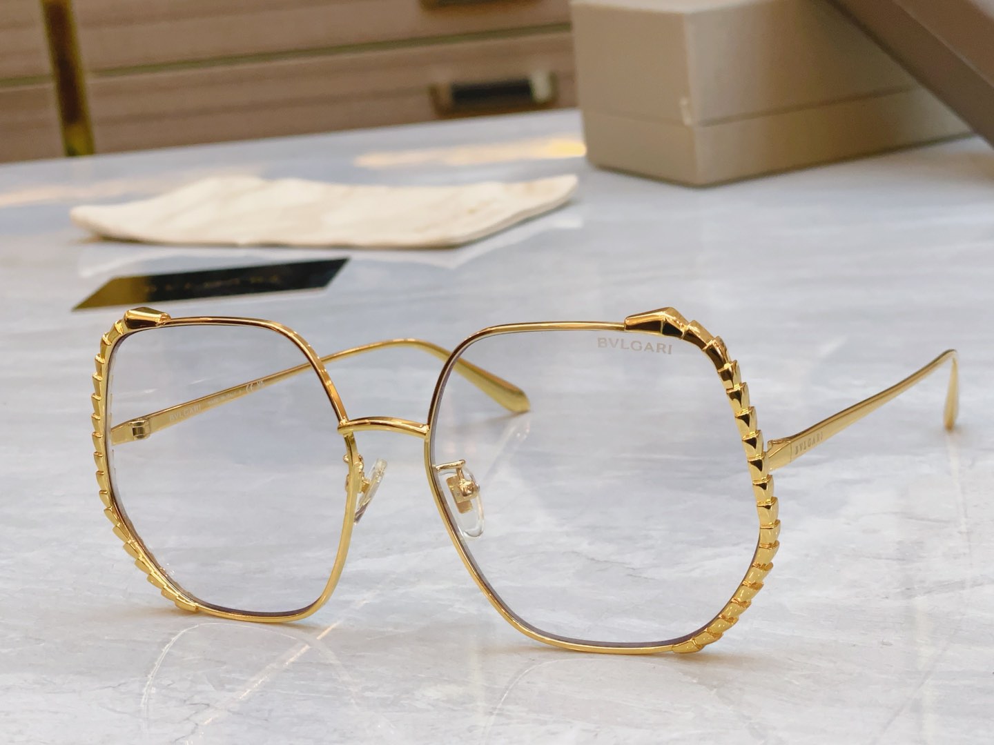 BVLGA*宝格*丽新款太阳镜MODELBV40004USIZE60口16-140