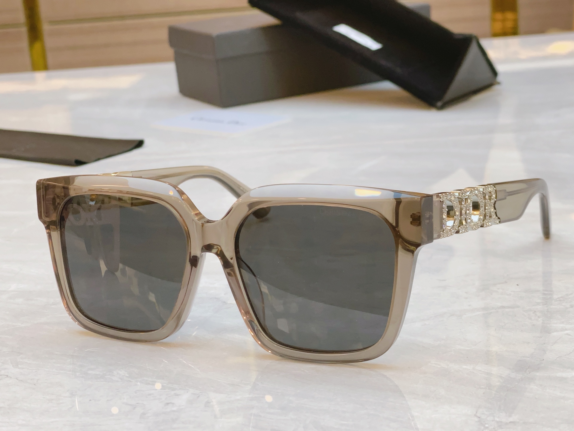 【DIO*】迪*奥新款太阳镜🕶️，MODEL：CD 8603，SIZE：55口18-145