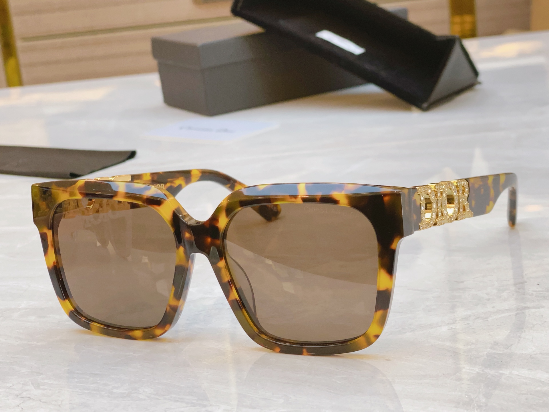 【DIO*】迪*奥新款太阳镜🕶️，MODEL：CD 8603，SIZE：55口18-145