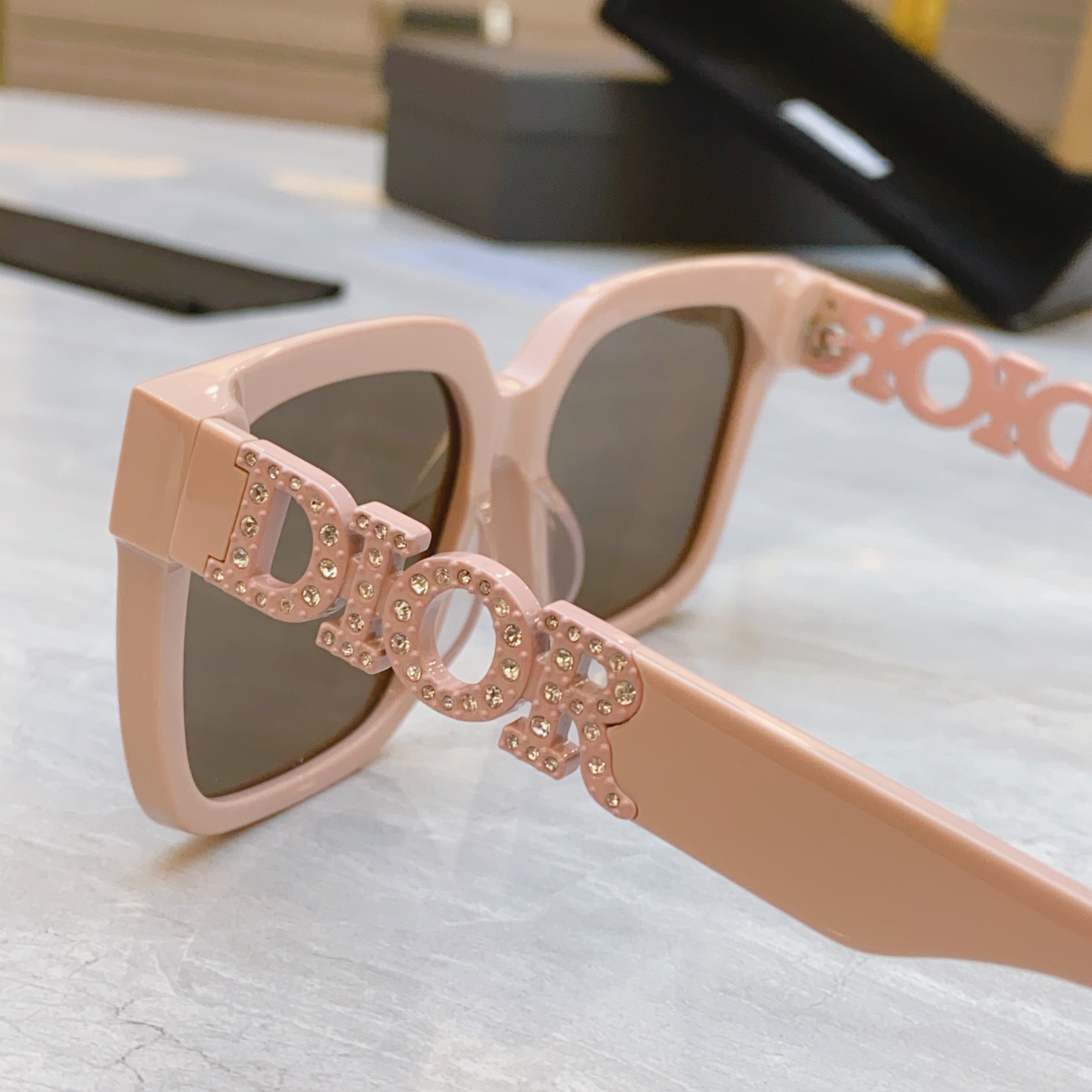 【DIO*】迪*奥新款太阳镜🕶️，MODEL：CD 8603，SIZE：55口18-145