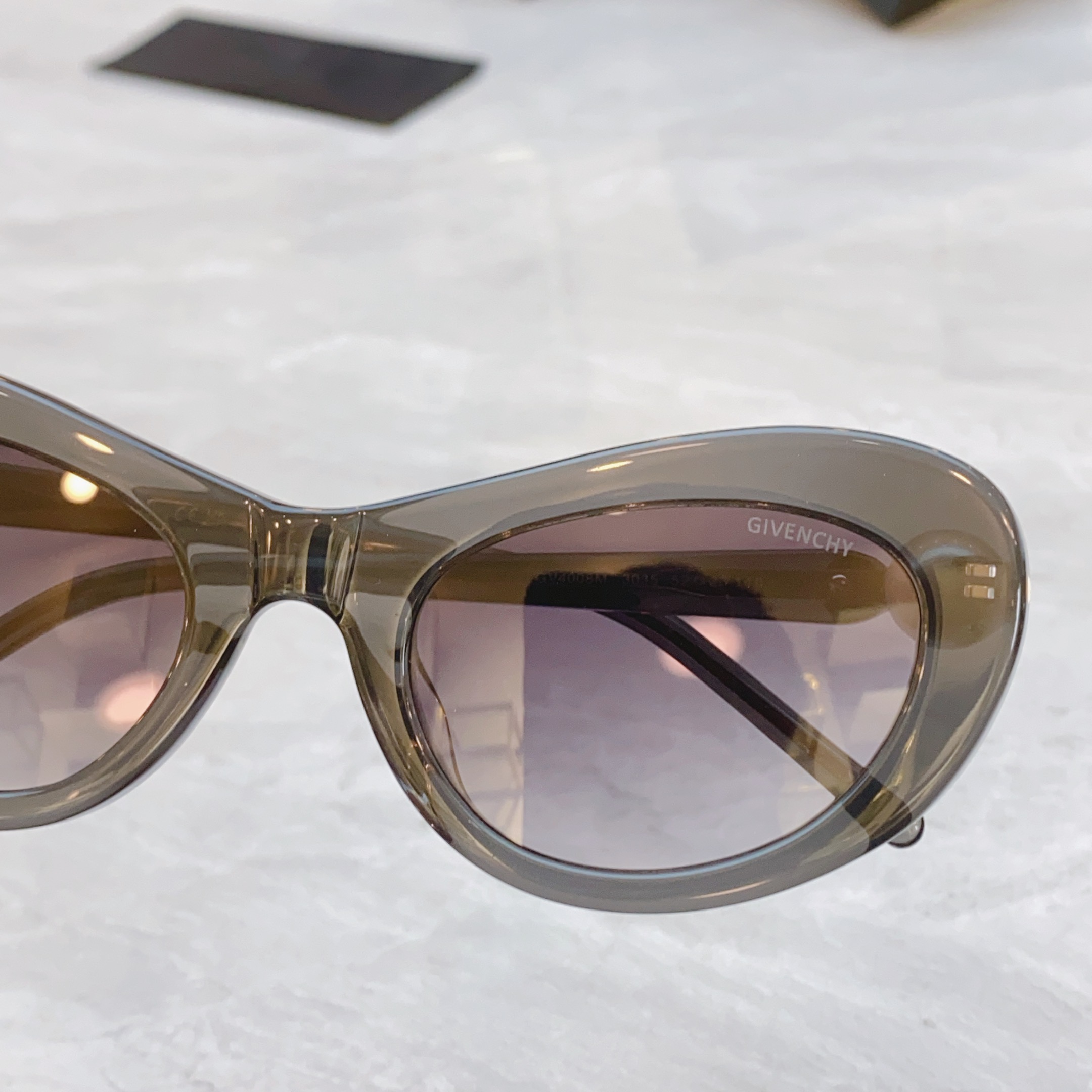 ，【GIVENCH*】纪梵*希新款太阳镜，MODEL：GV4008M，SIZE：52口23-140