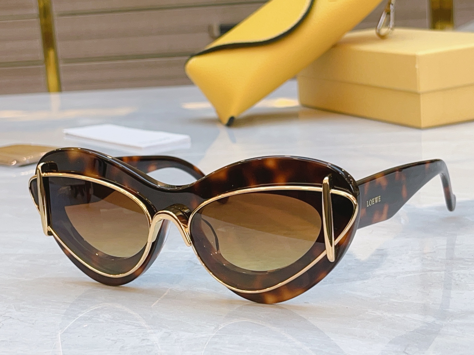 ，【LOEW*】罗意*威新款太阳镜，MODEL：LW40119I，SIZE：54口19-145