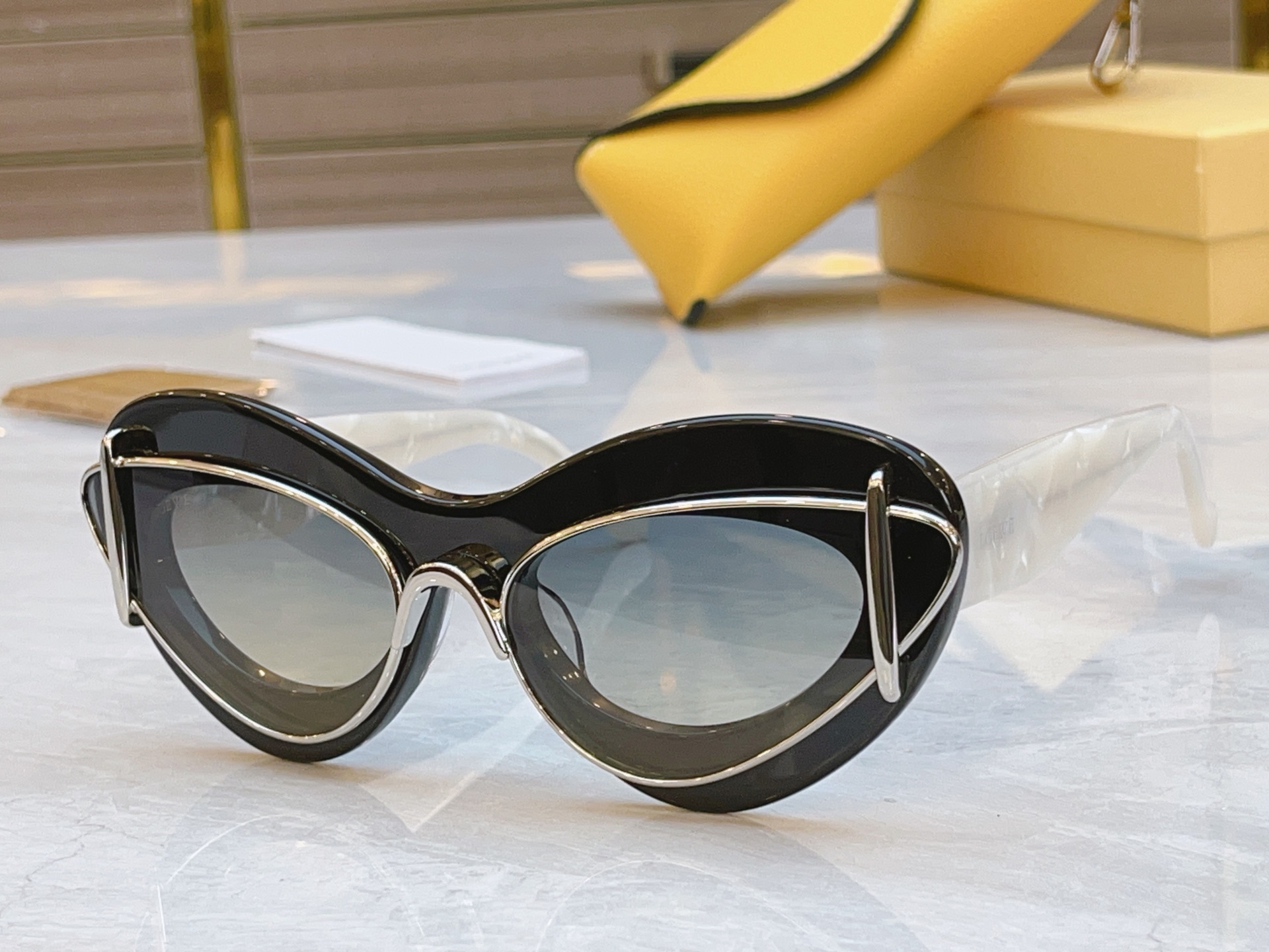 ，【LOEW*】罗意*威新款太阳镜，MODEL：LW40119I，SIZE：54口19-145