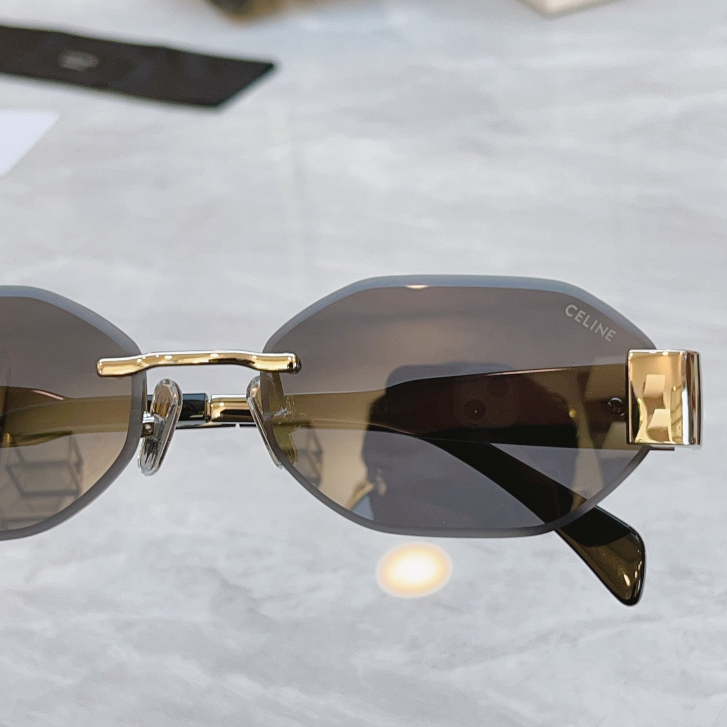 ，【CELIN*】赛*琳新款太阳镜，MODELCL42119U，SIZE57口17-142