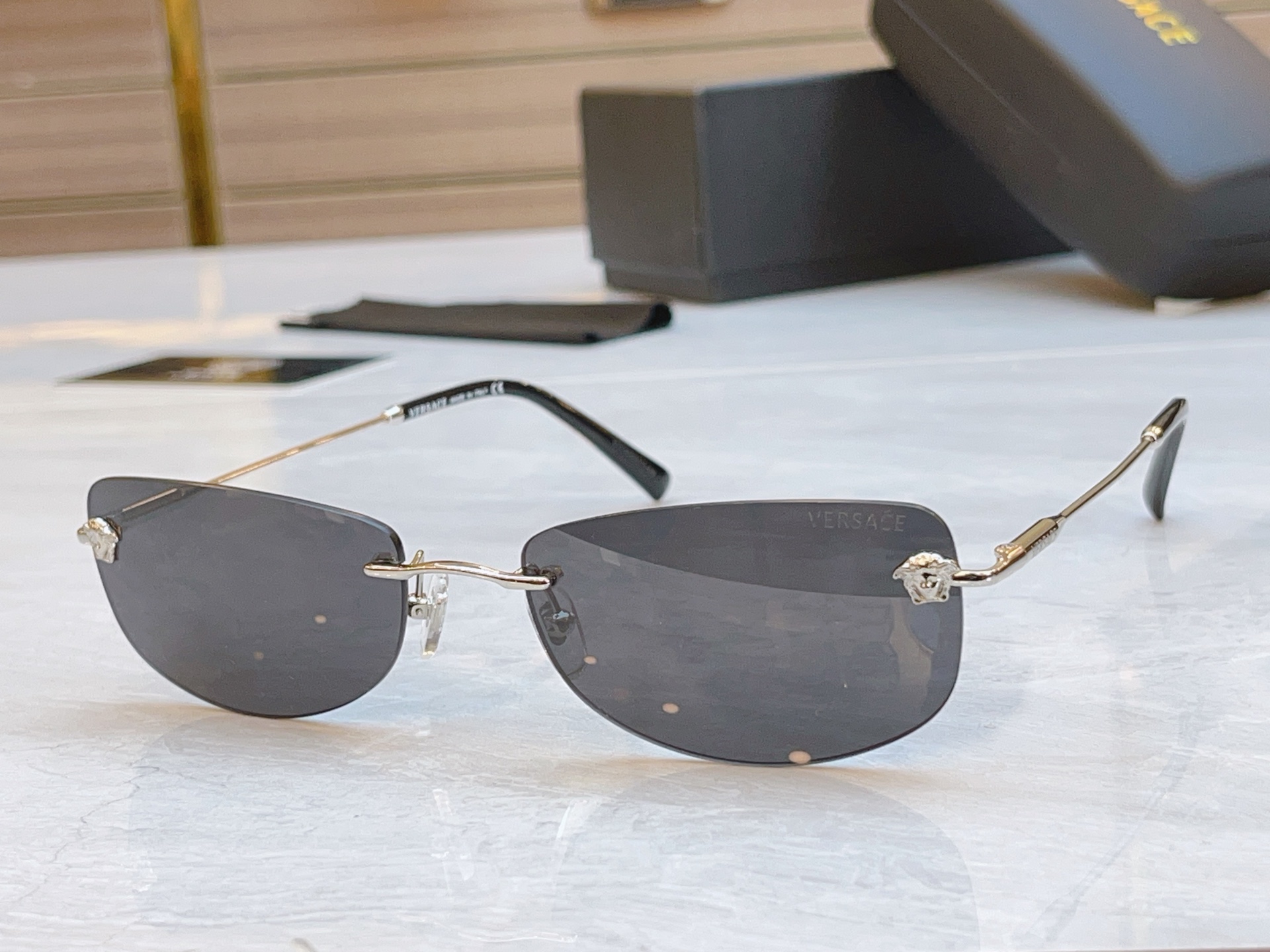 ，【VERSAC*】范思*哲新款太阳镜，
MODEL：VE2279，SIZE：60口18-140
