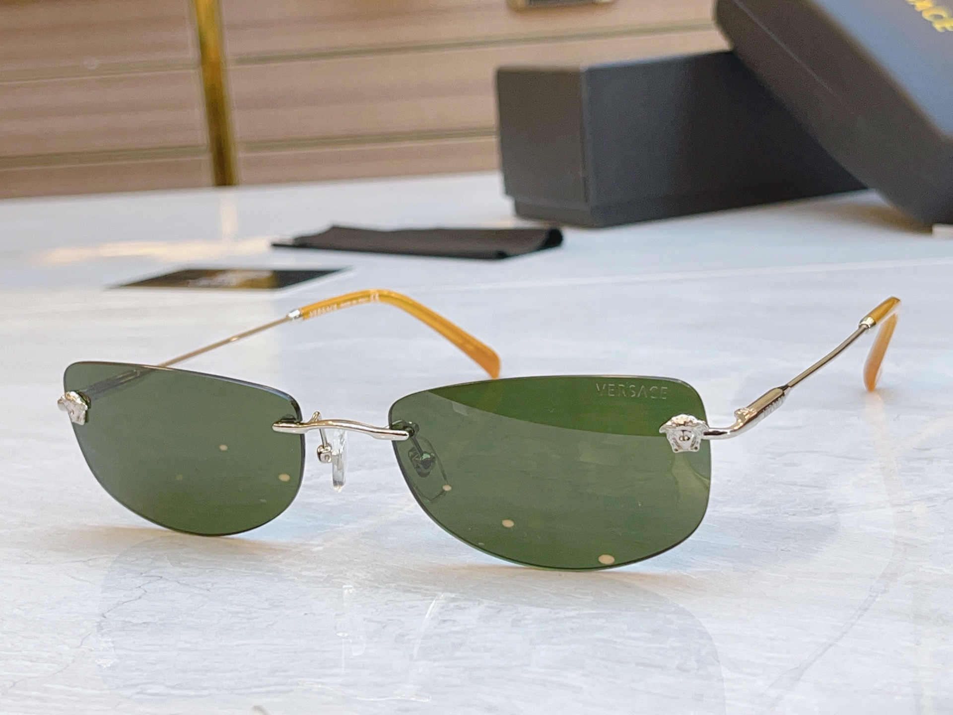 ，【VERSAC*】范思*哲新款太阳镜，
MODEL：VE2279，SIZE：60口18-140
