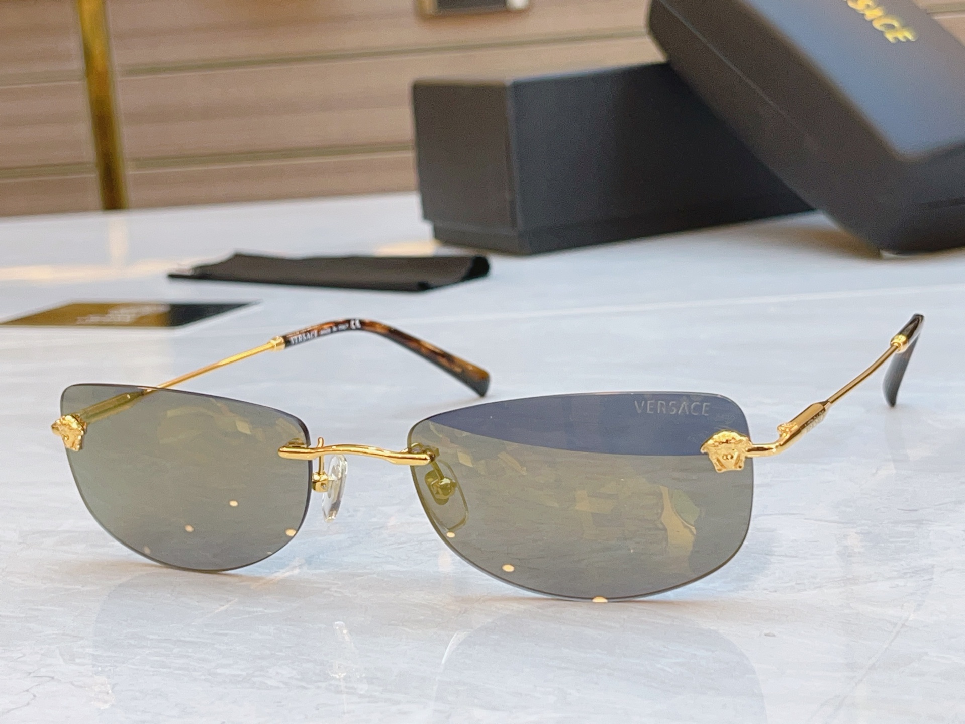 ，【VERSAC*】范思*哲新款太阳镜，
MODEL：VE2279，SIZE：60口18-140
