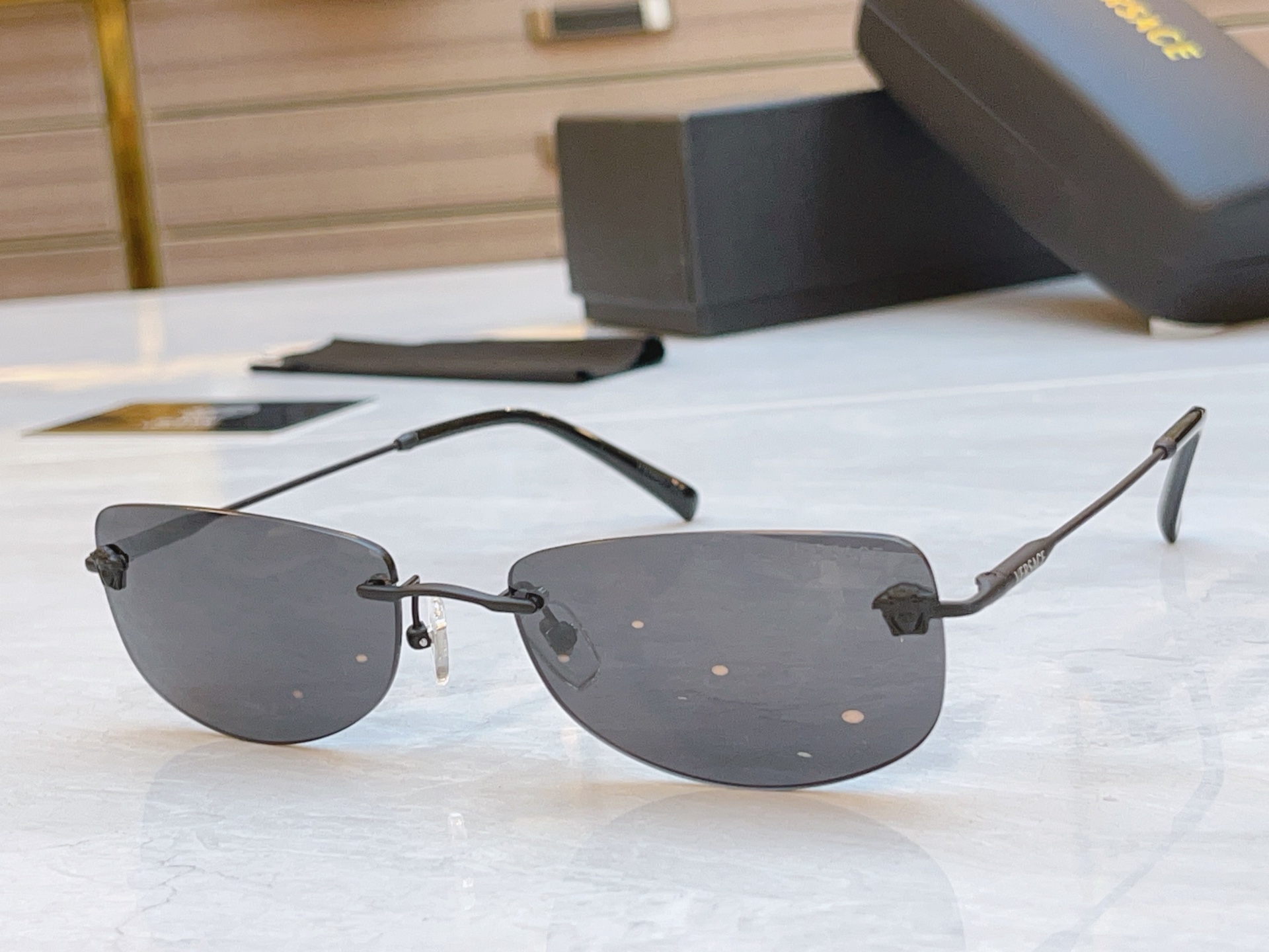 ，【VERSAC*】范思*哲新款太阳镜，
MODEL：VE2279，SIZE：60口18-140
