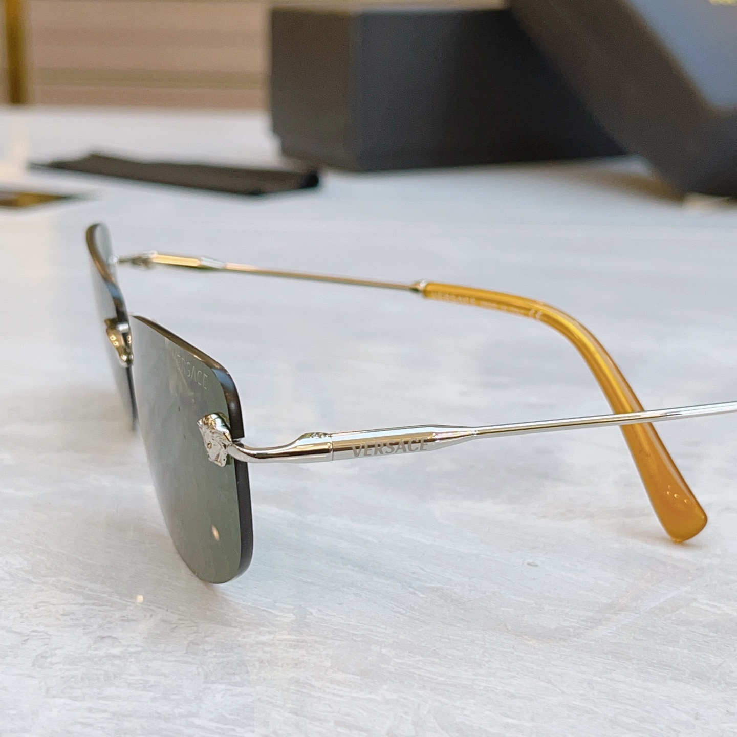，【VERSAC*】范思*哲新款太阳镜，
MODEL：VE2279，SIZE：60口18-140
