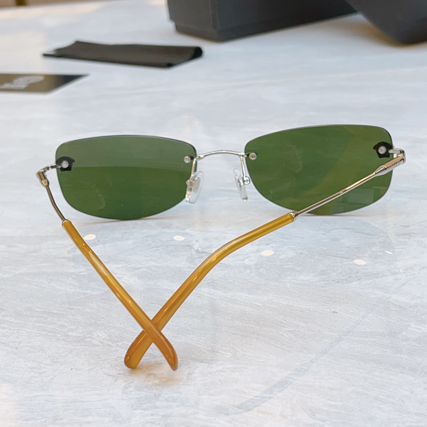 ，【VERSAC*】范思*哲新款太阳镜，
MODEL：VE2279，SIZE：60口18-140
