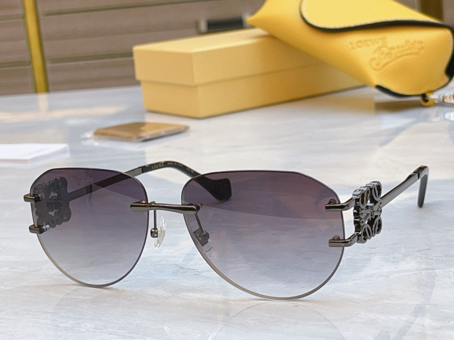 ，【LOEW*】罗意*威新款太阳镜，MODEL：LW5092S ，SIZE：62口16-135