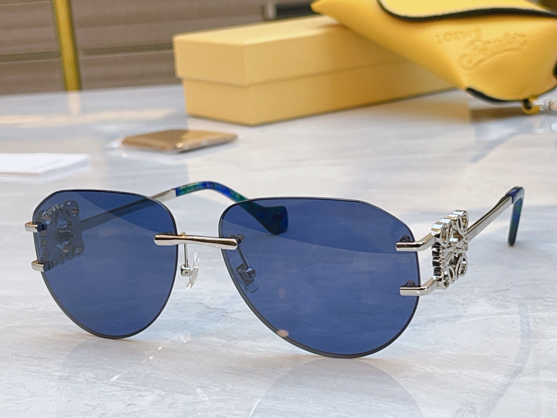 ，【LOEW*】罗意*威新款太阳镜，MODEL：LW5092S ，SIZE：62口16-135