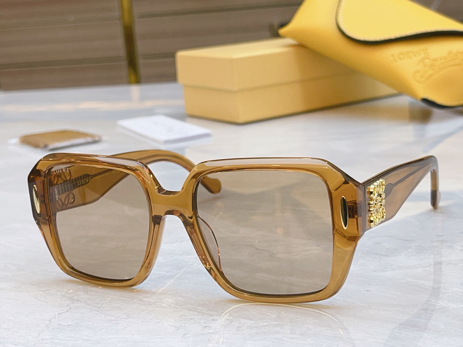 ，【LOEW*】罗意*威新款太阳镜，
MODEL：LW5099S，SIZE：55口19-145