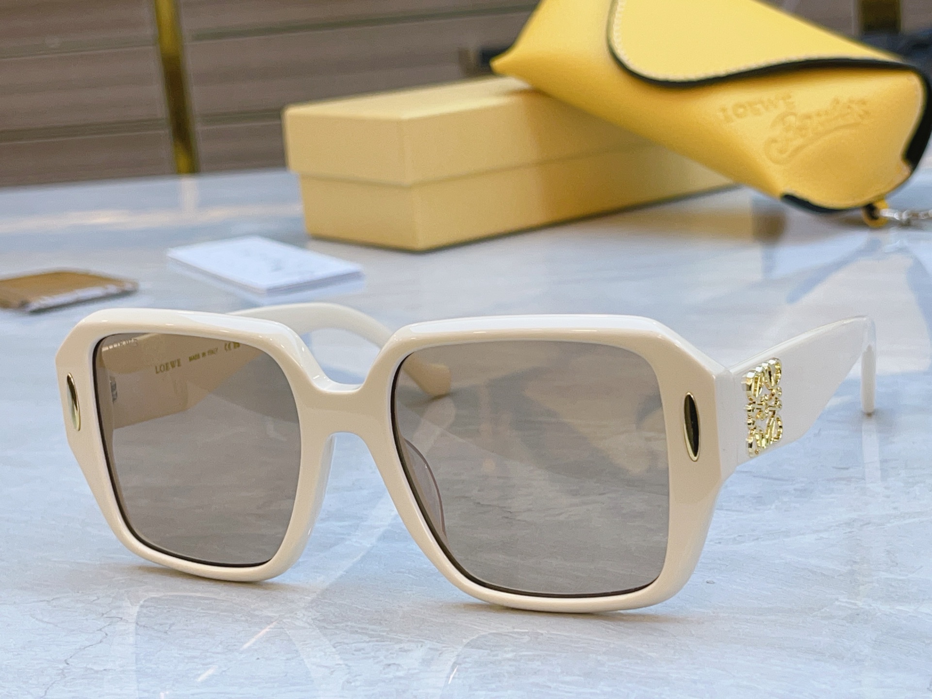，【LOEW*】罗意*威新款太阳镜，
MODEL：LW5099S，SIZE：55口19-145