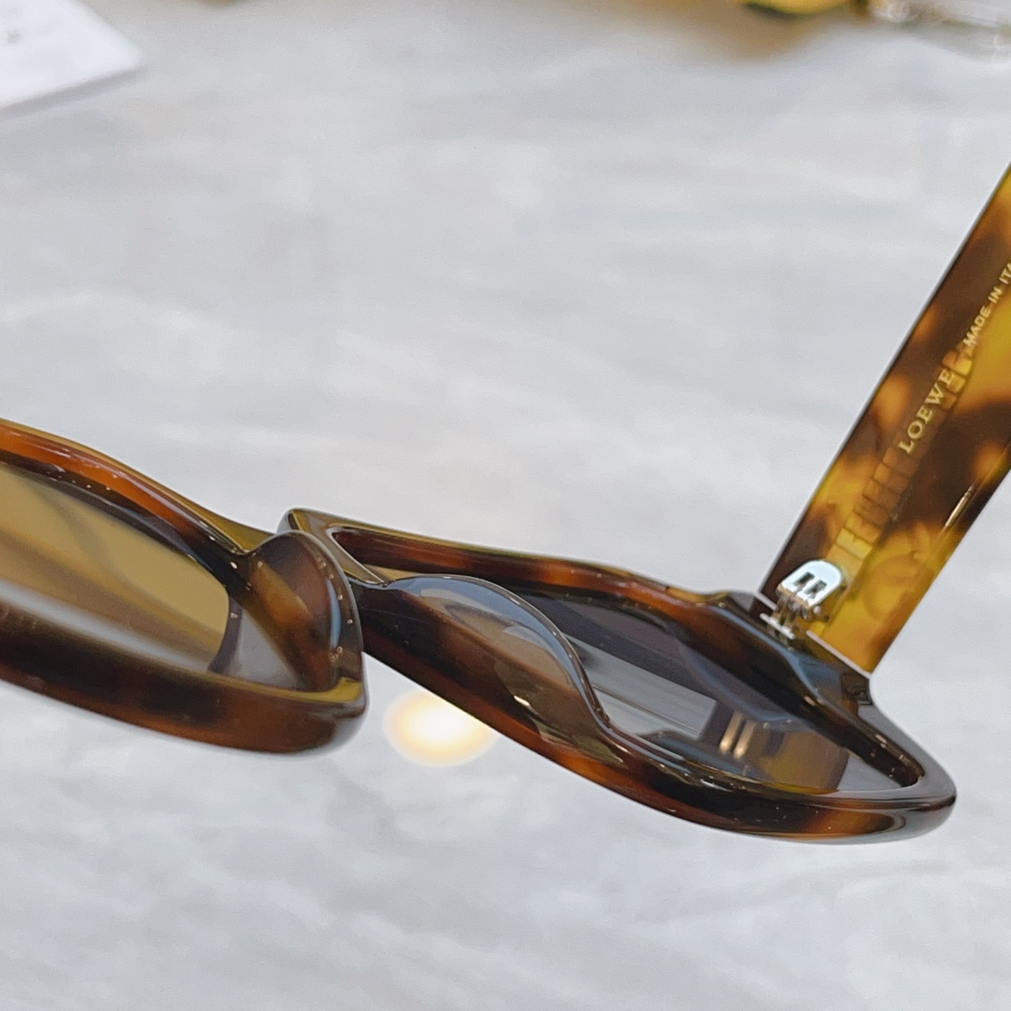 ，【LOEW*】罗意*威新款太阳镜，
MODEL：LW5099S，SIZE：55口19-145