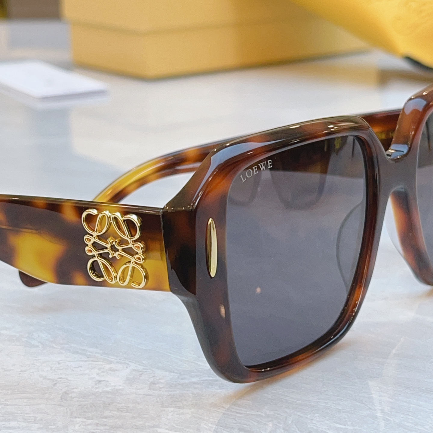 ，【LOEW*】罗意*威新款太阳镜，
MODEL：LW5099S，SIZE：55口19-145